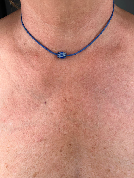 Kette aus Halbedelsteinen mit handgemalten CHEVRON Glas Anhänger