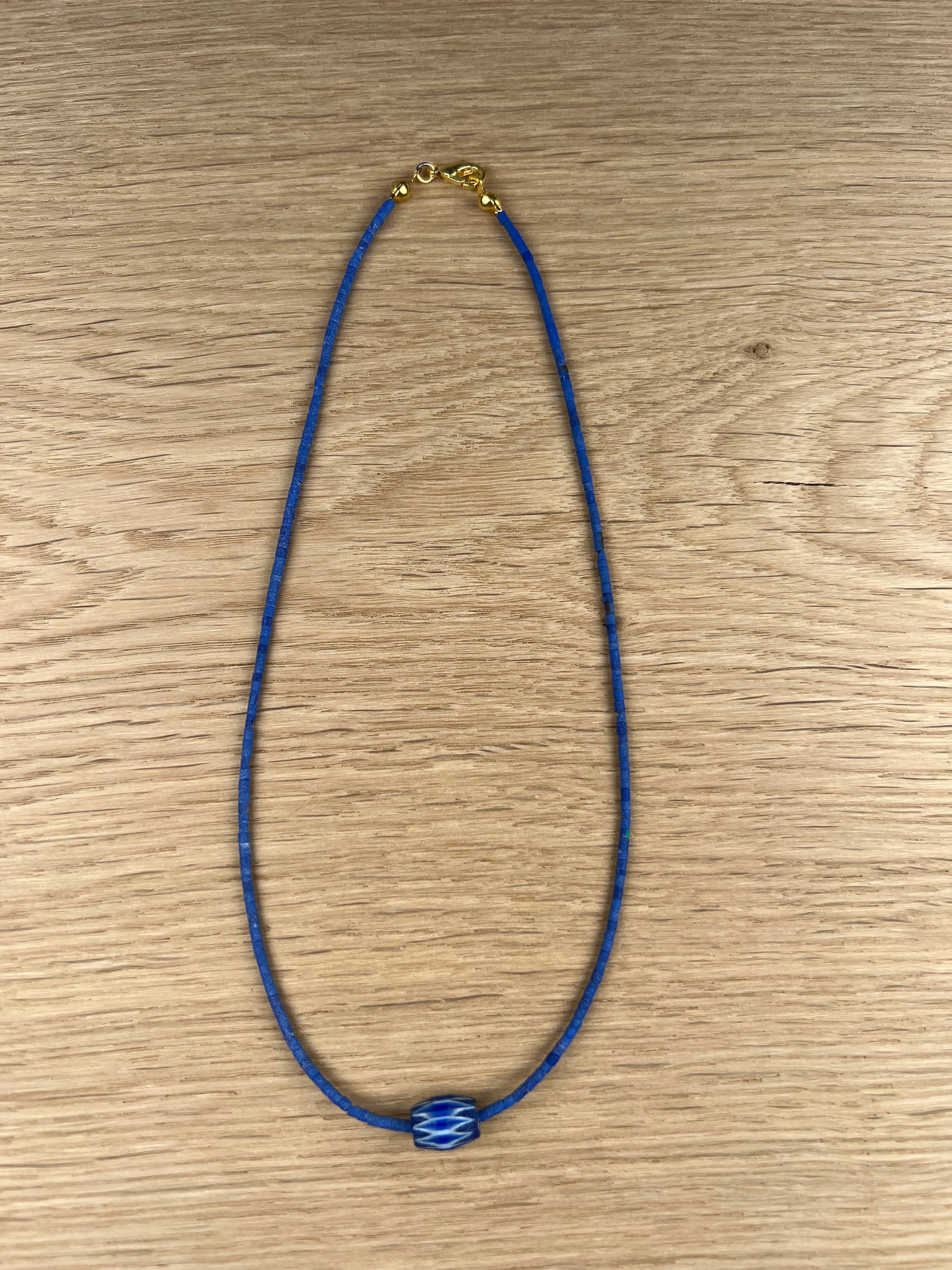 Kette aus Halbedelsteinen mit handgemalten CHEVRON Glas Anhänger