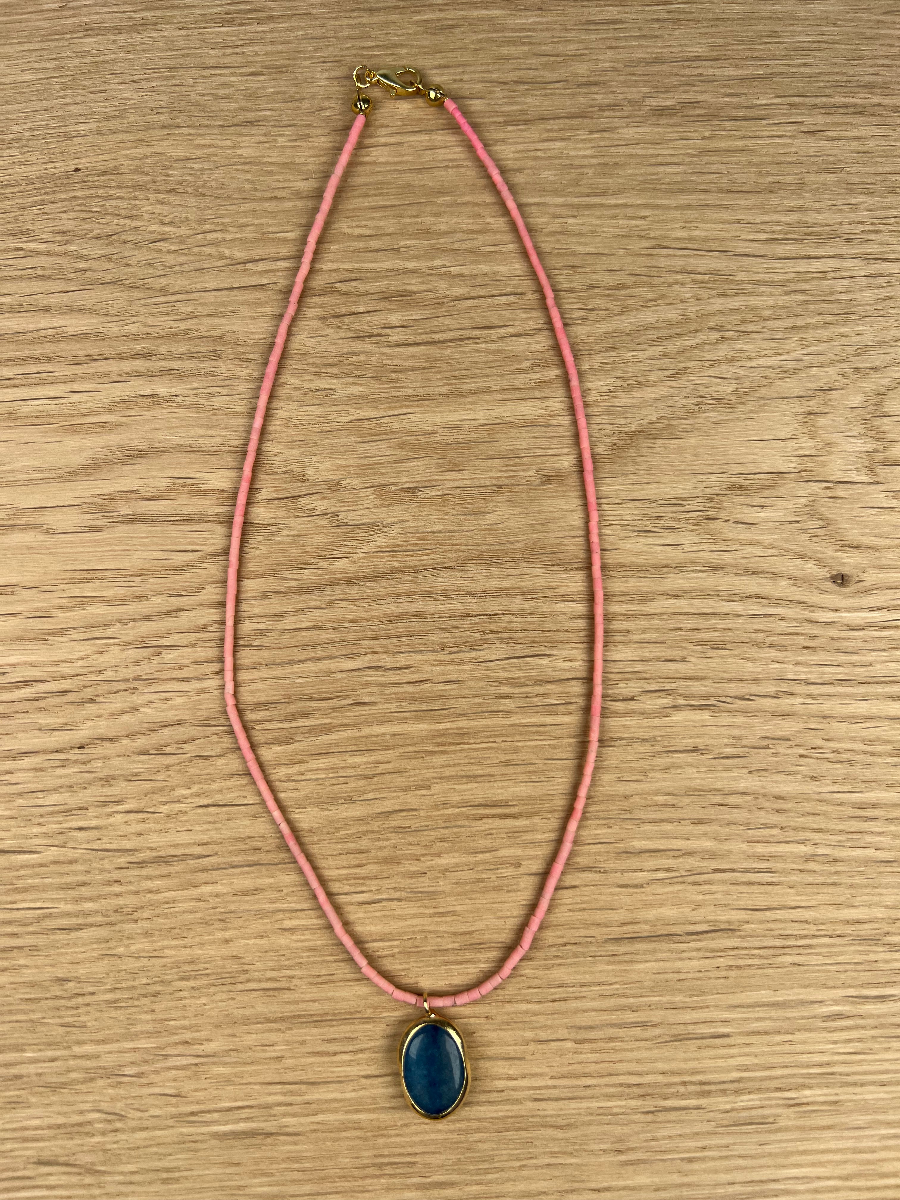 Kette aus Halbedelsteinen mit Blue Drop Anhänger