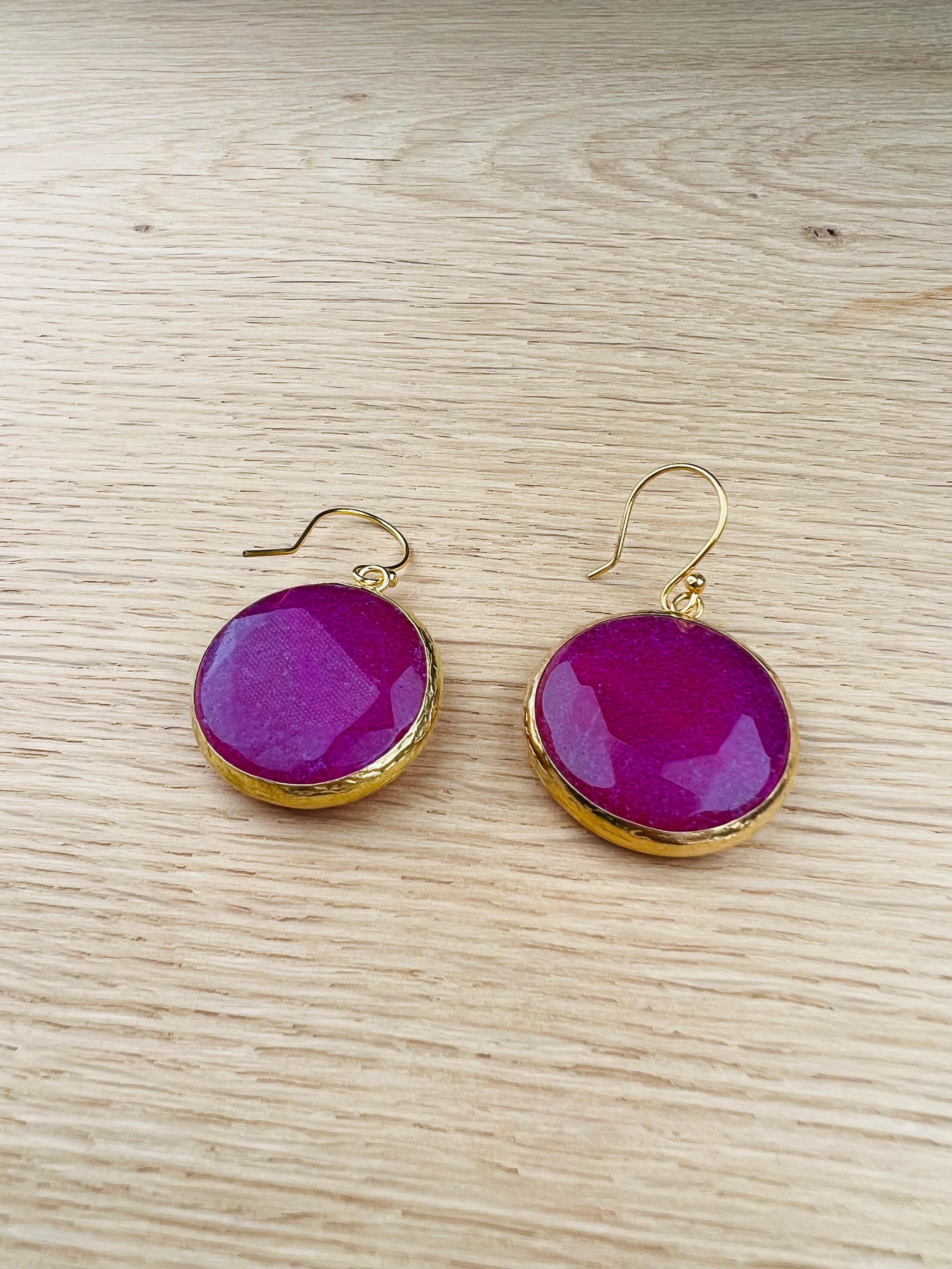 Ohrringe Halbedelstein Magenta in Goldfassung