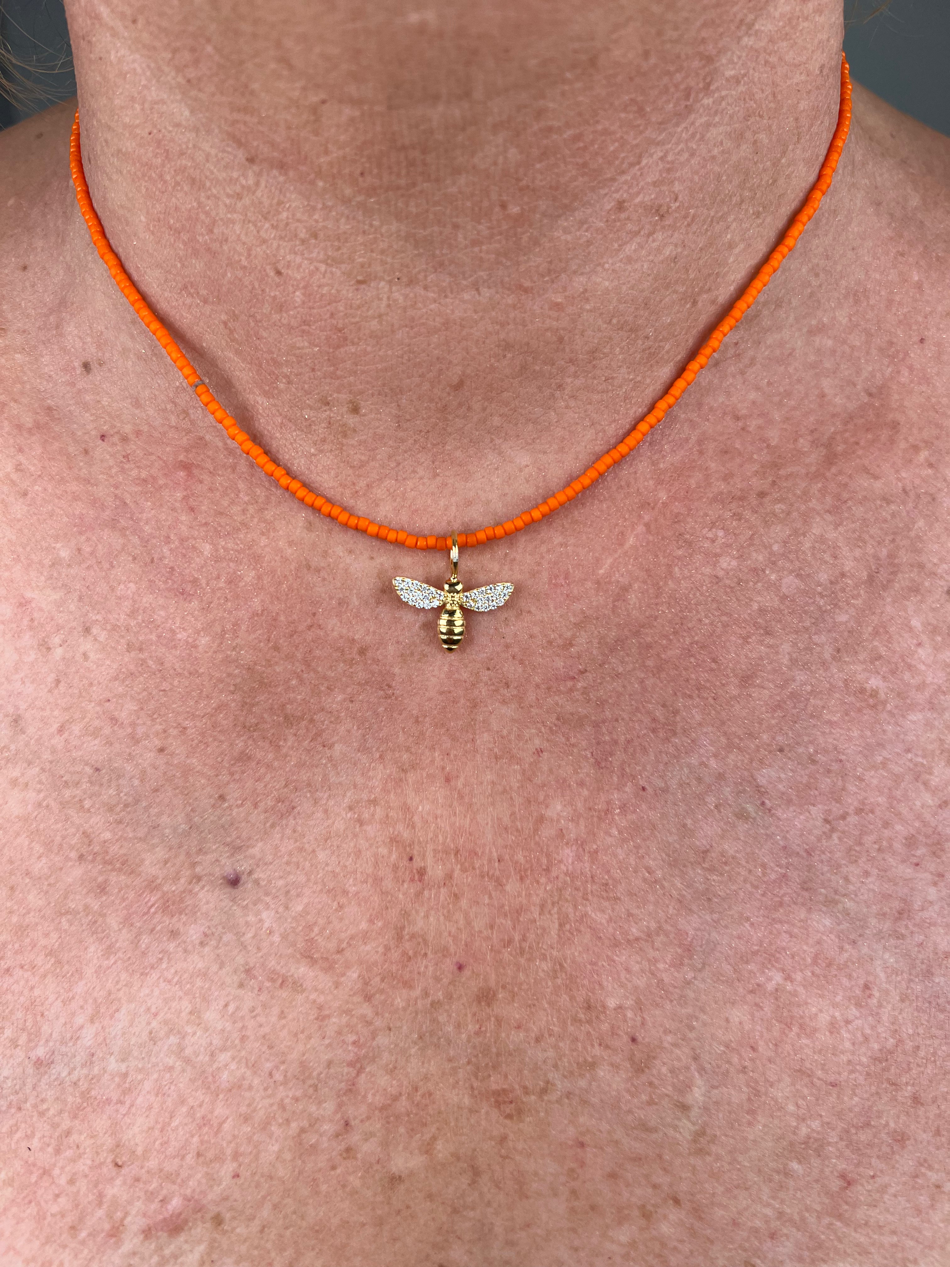 Kette aus Halbedelsteinen mit Bienenanhänger