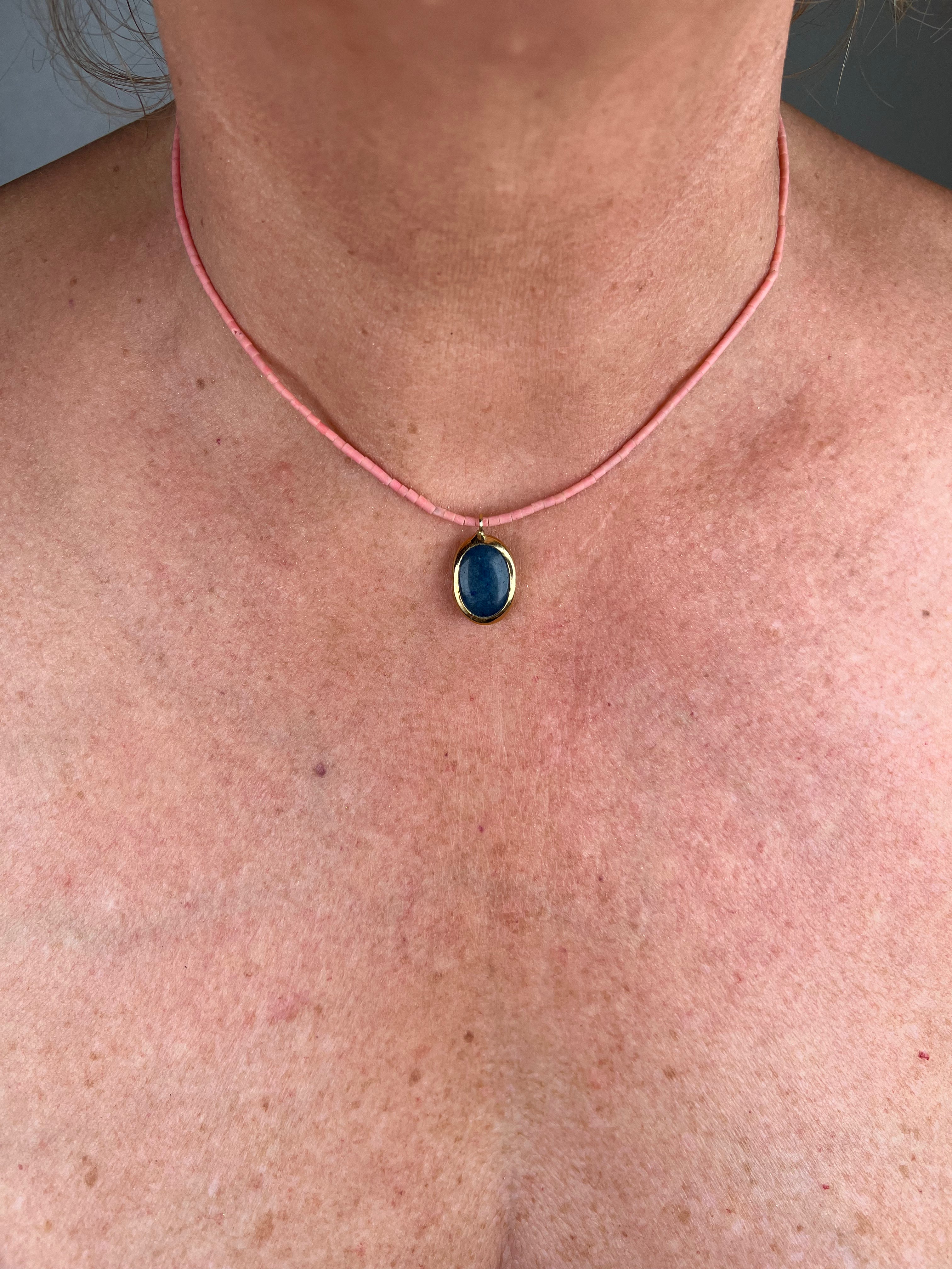 Kette aus Halbedelsteinen mit Blue Drop Anhänger