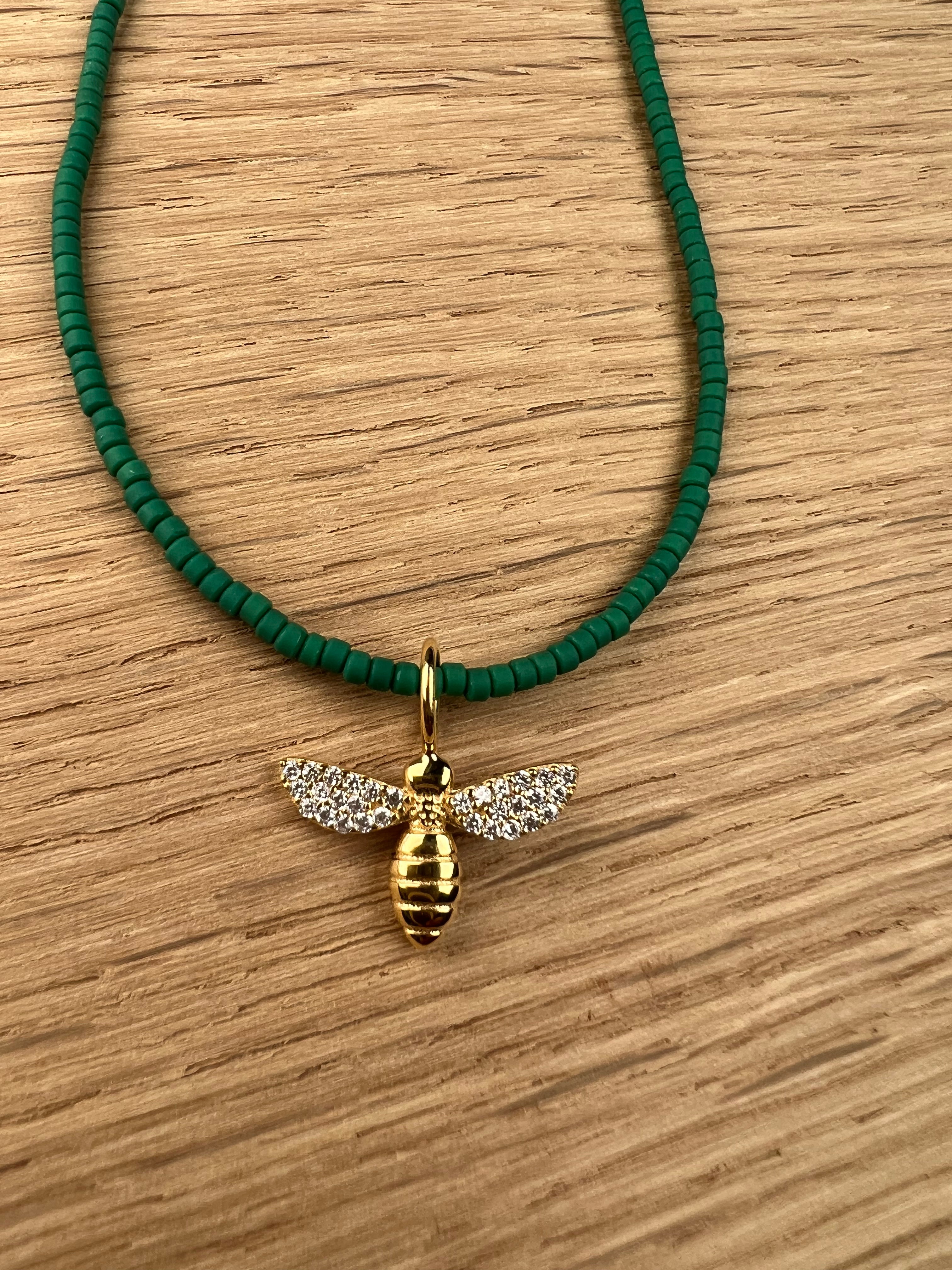 Kette aus Halbedelsteinen mit goldener Biene