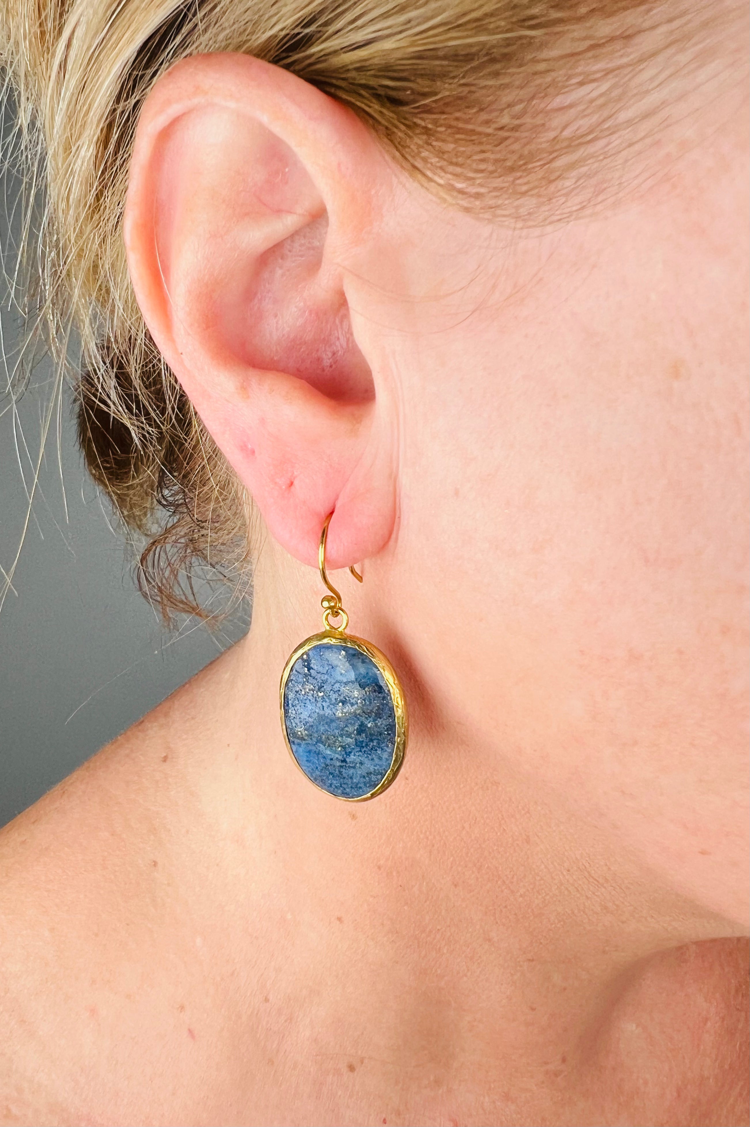 Ohrringe Halbedelstein Lapisblau in Goldfassung