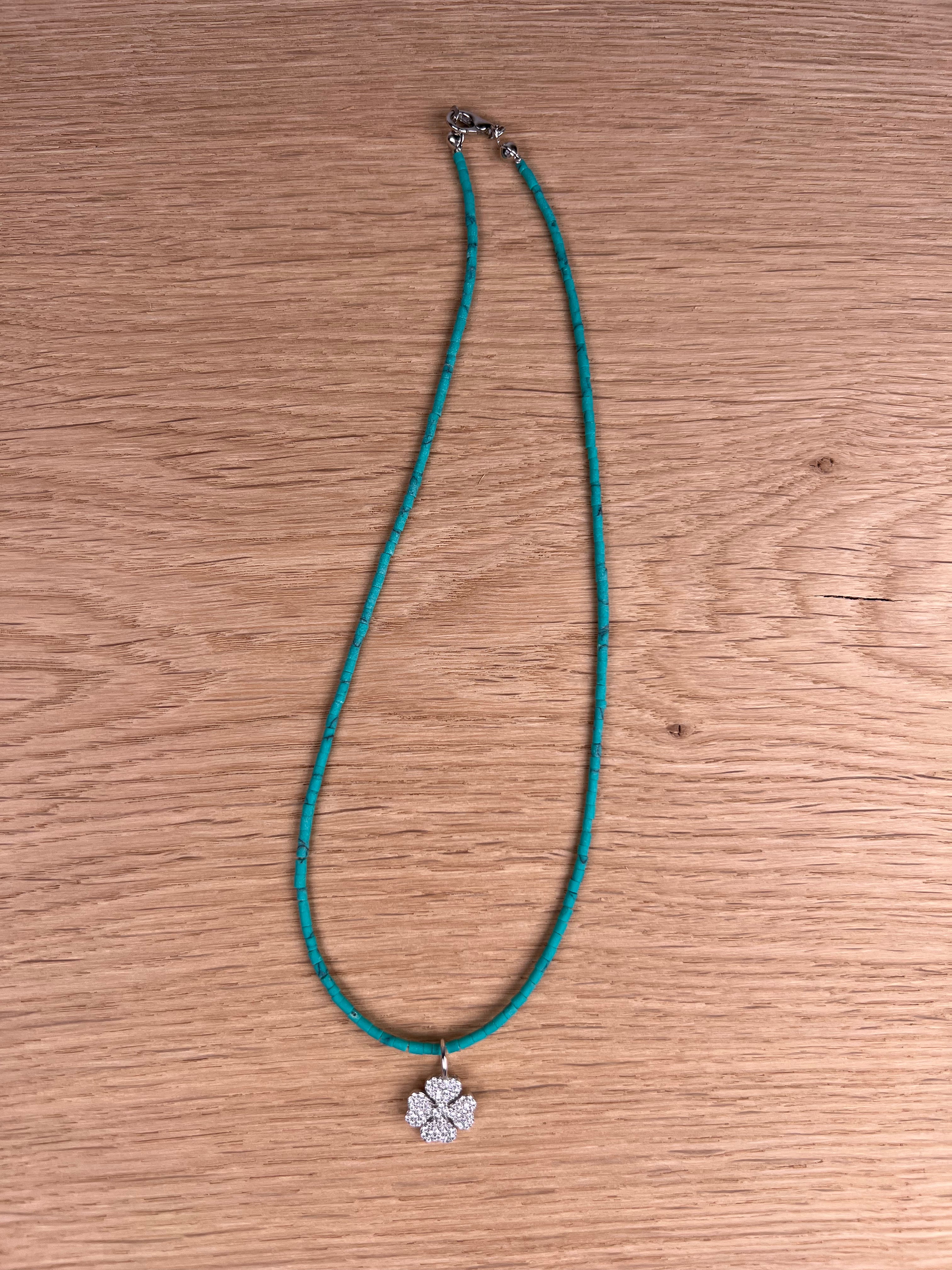 Kette aus Halbedelsteinen in Türkis mit Glückskleeblatt