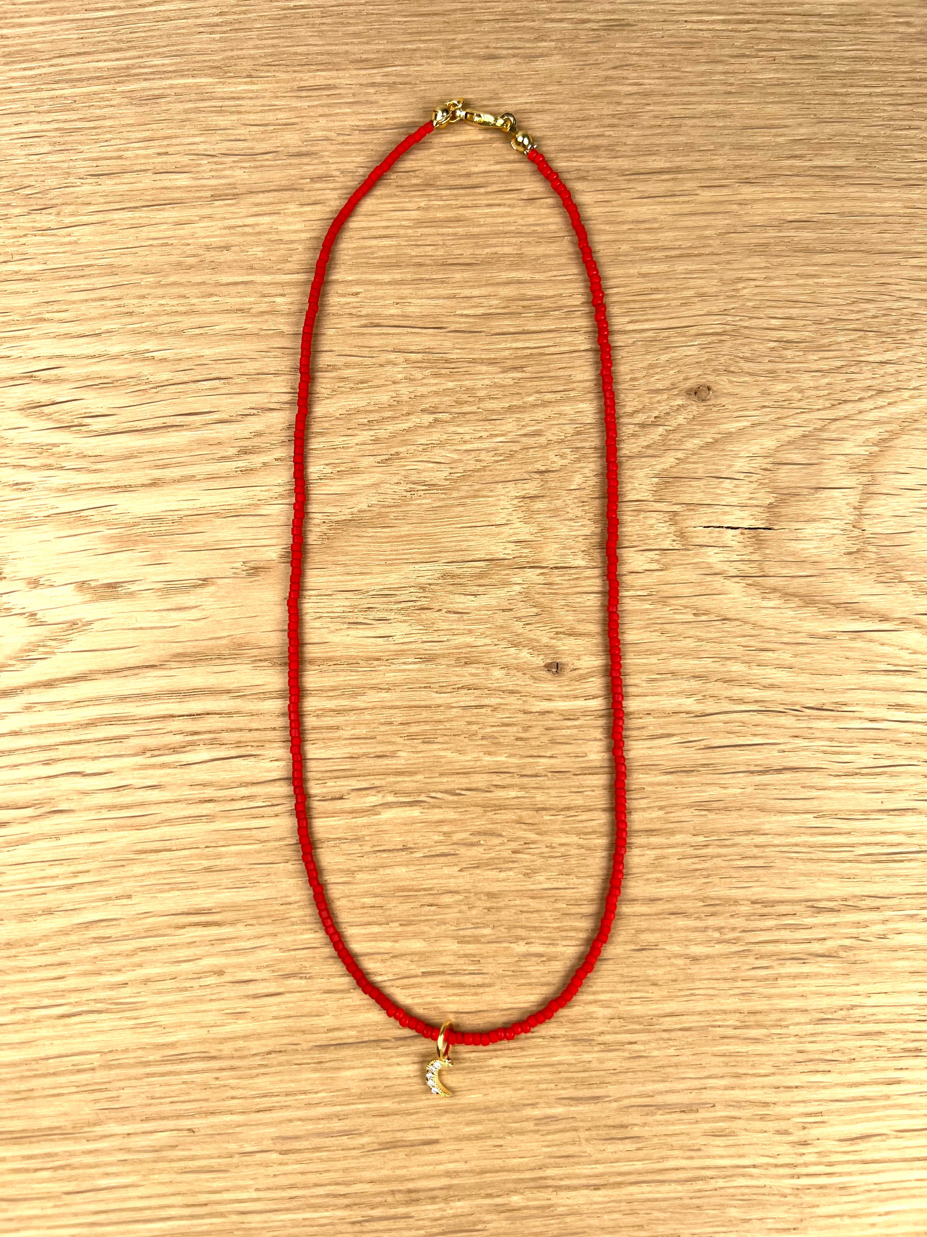 Kette Rot mit Mondanhänger Gold
