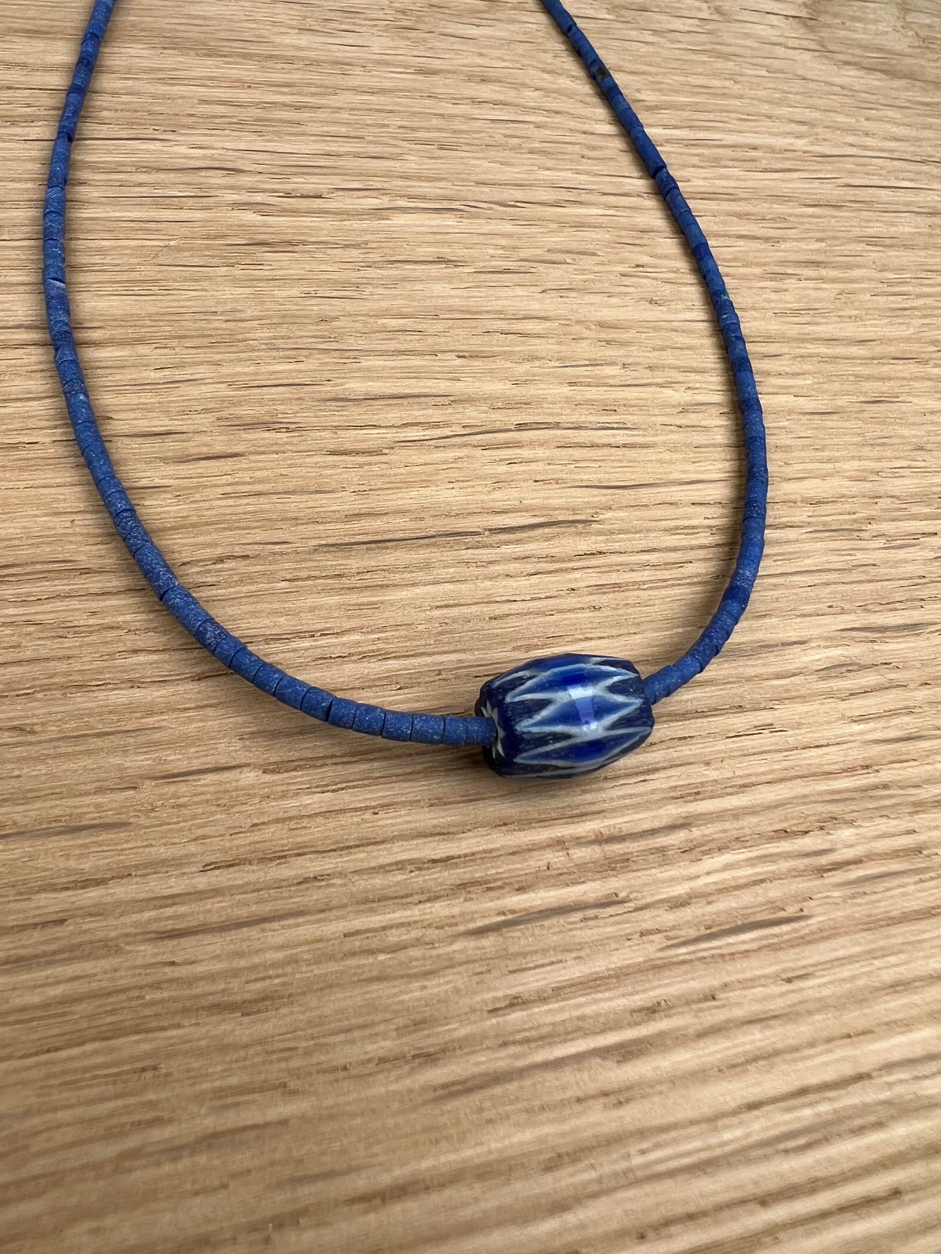 Kette aus Halbedelsteinen mit handgemalten CHEVRON Glas Anhänger