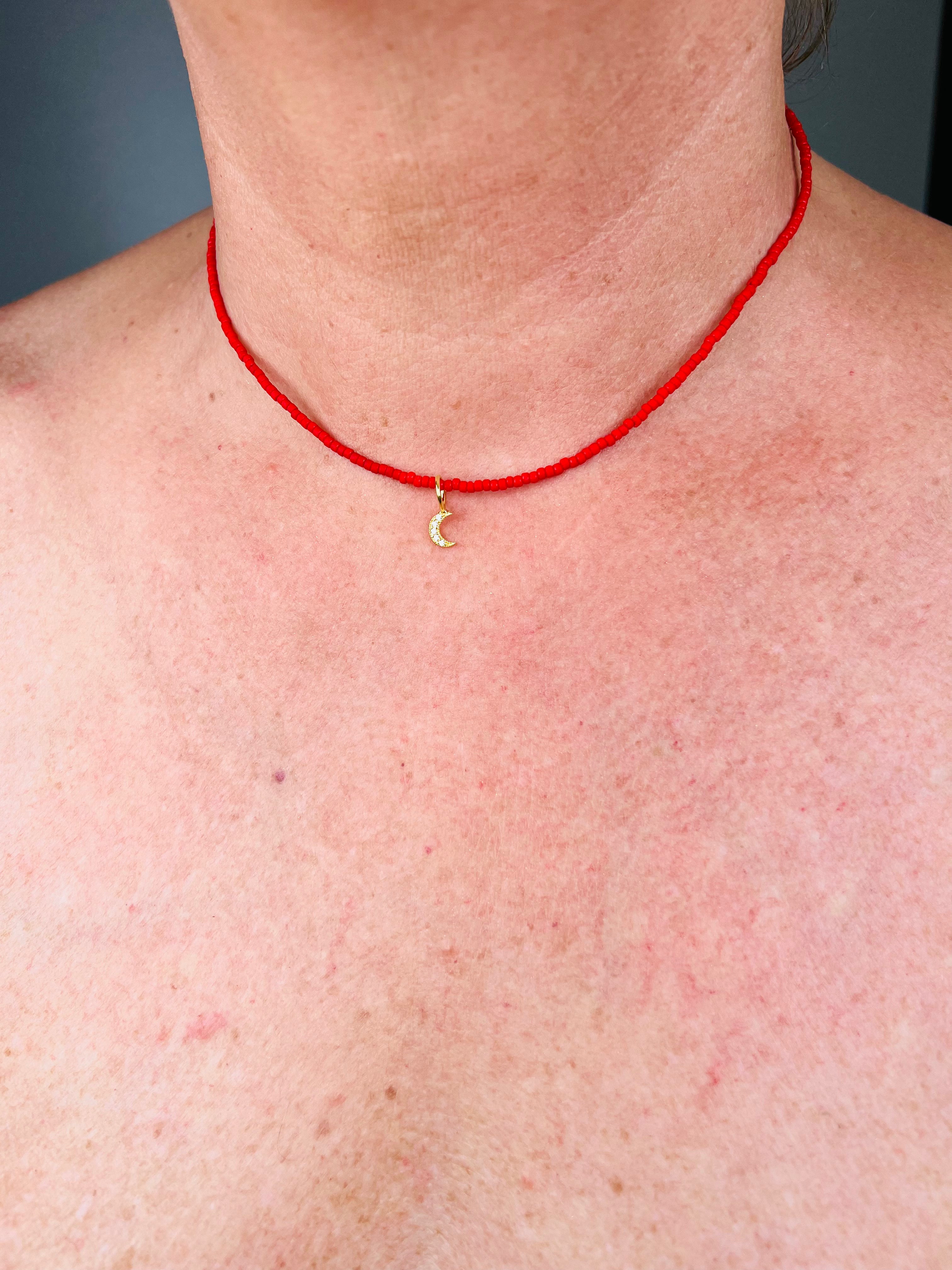 Kette Rot mit Mondanhänger Gold