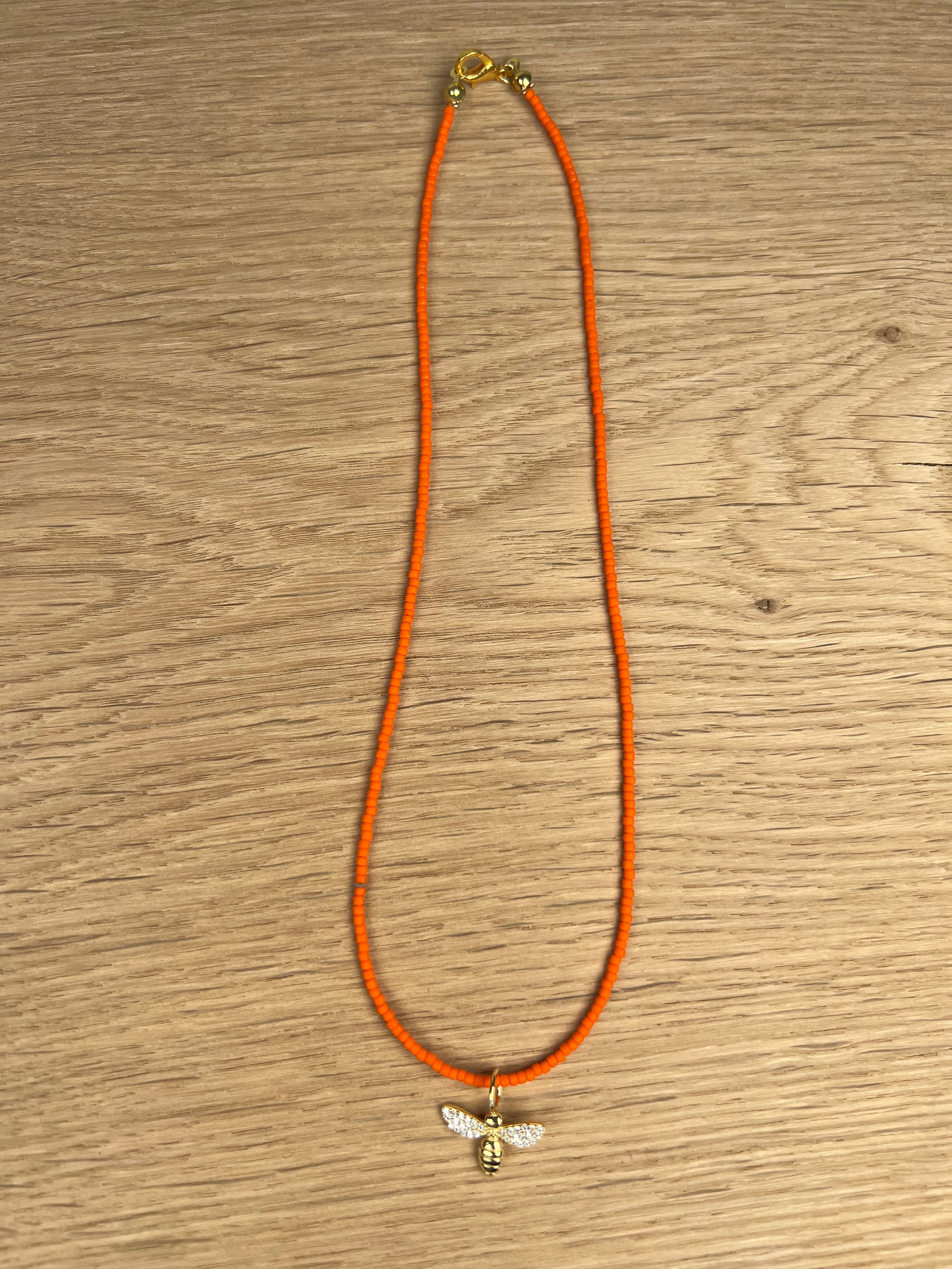 Kette aus Halbedelsteinen mit Bienenanhänger