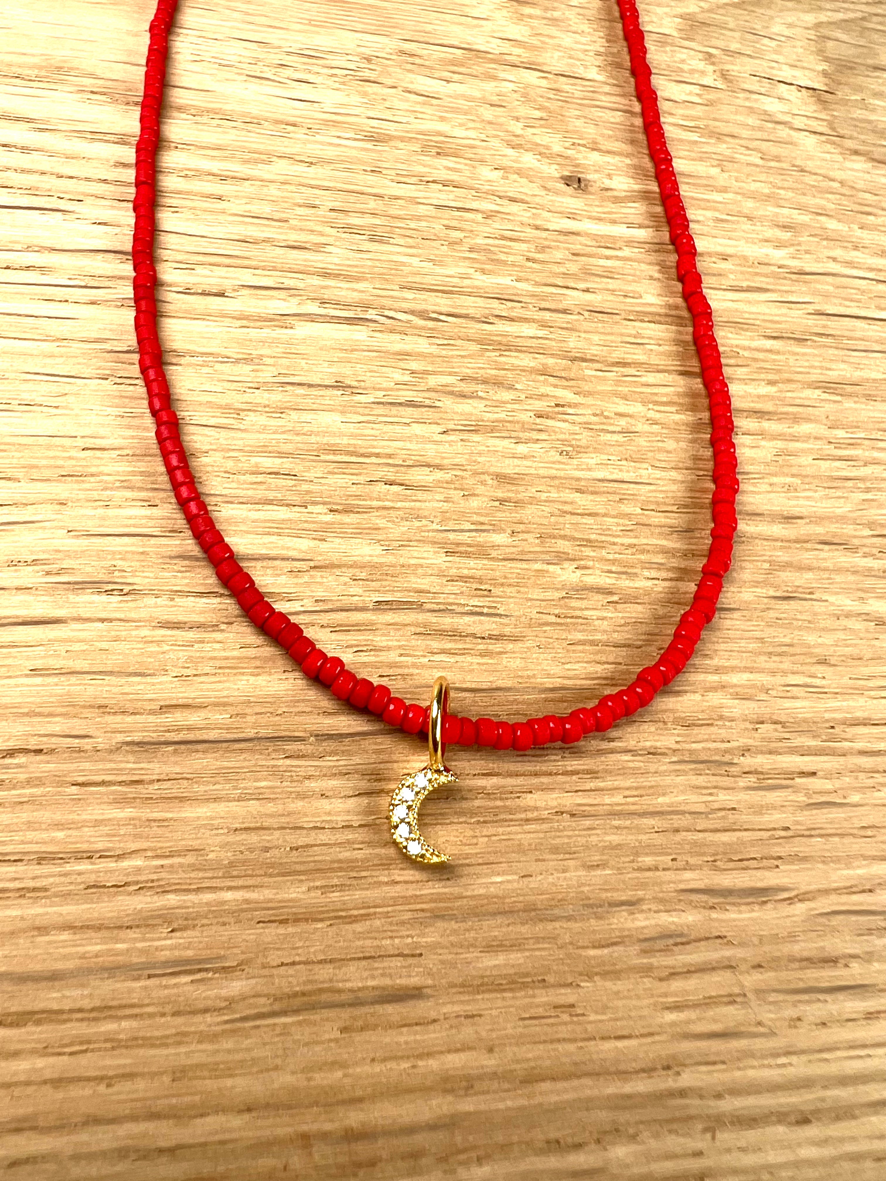 Kette Rot mit Mondanhänger Gold