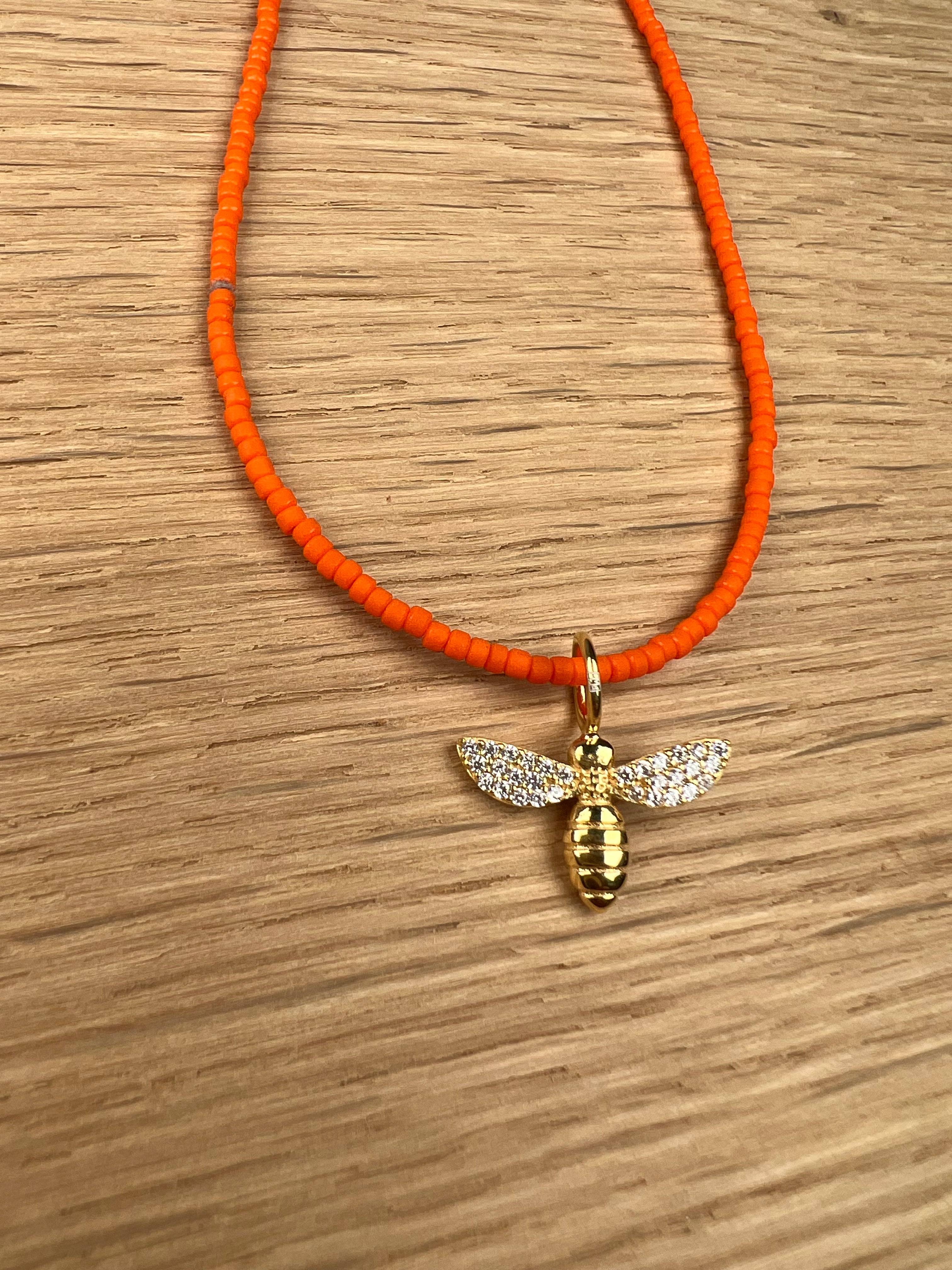 Kette aus Halbedelsteinen mit Bienenanhänger