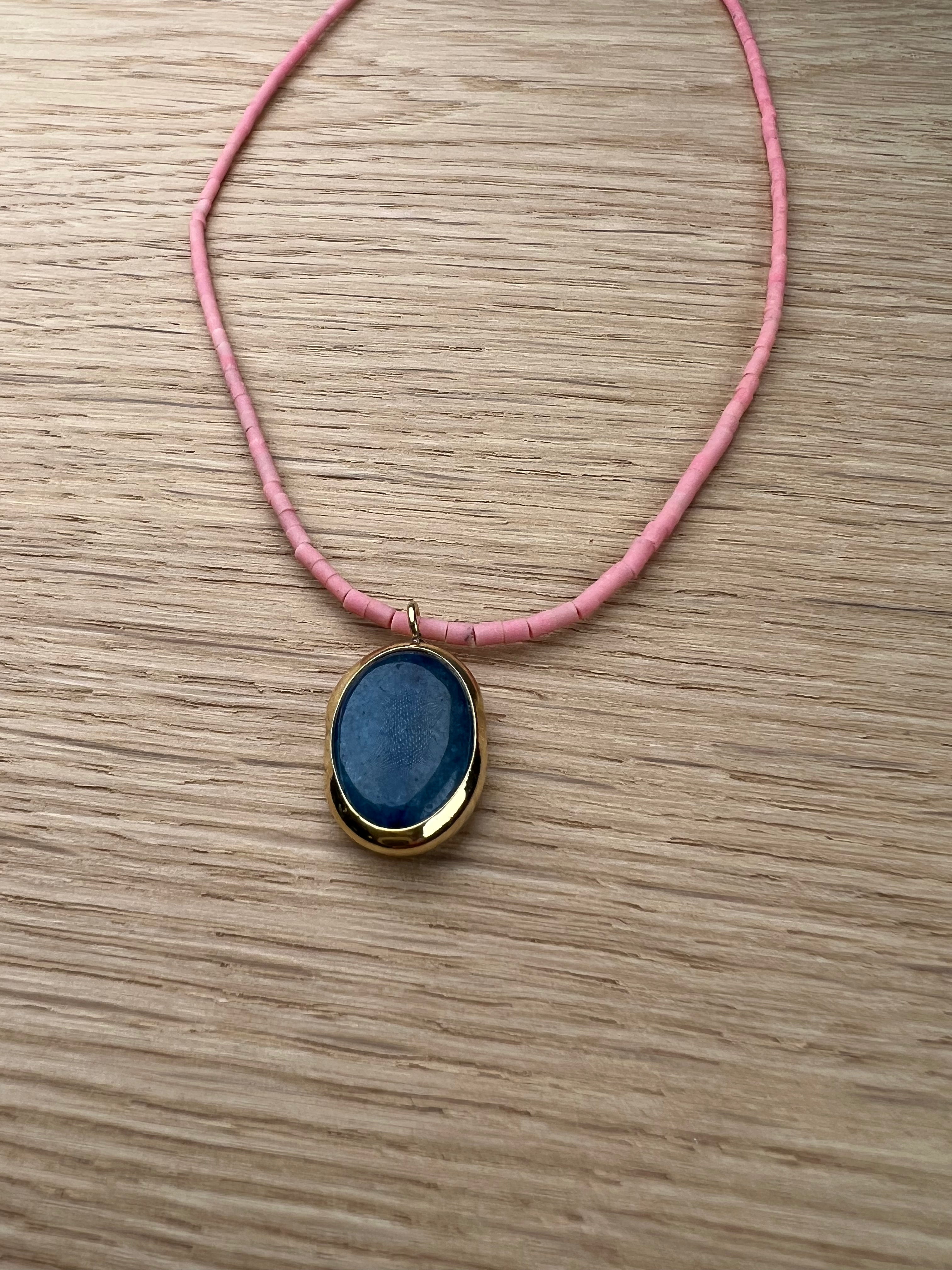 Kette aus Halbedelsteinen mit Blue Drop Anhänger