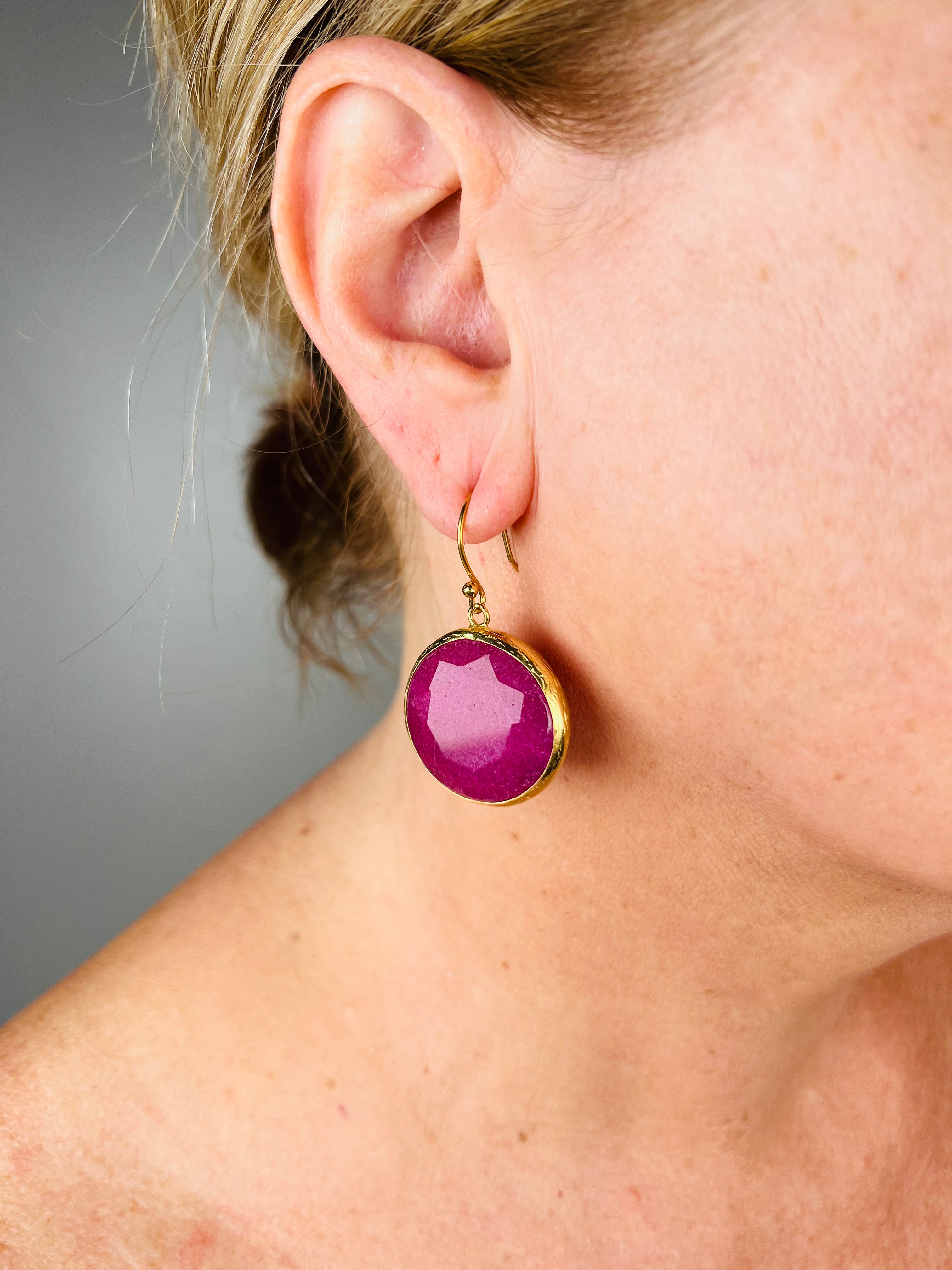 Ohrringe Halbedelstein Magenta in Goldfassung