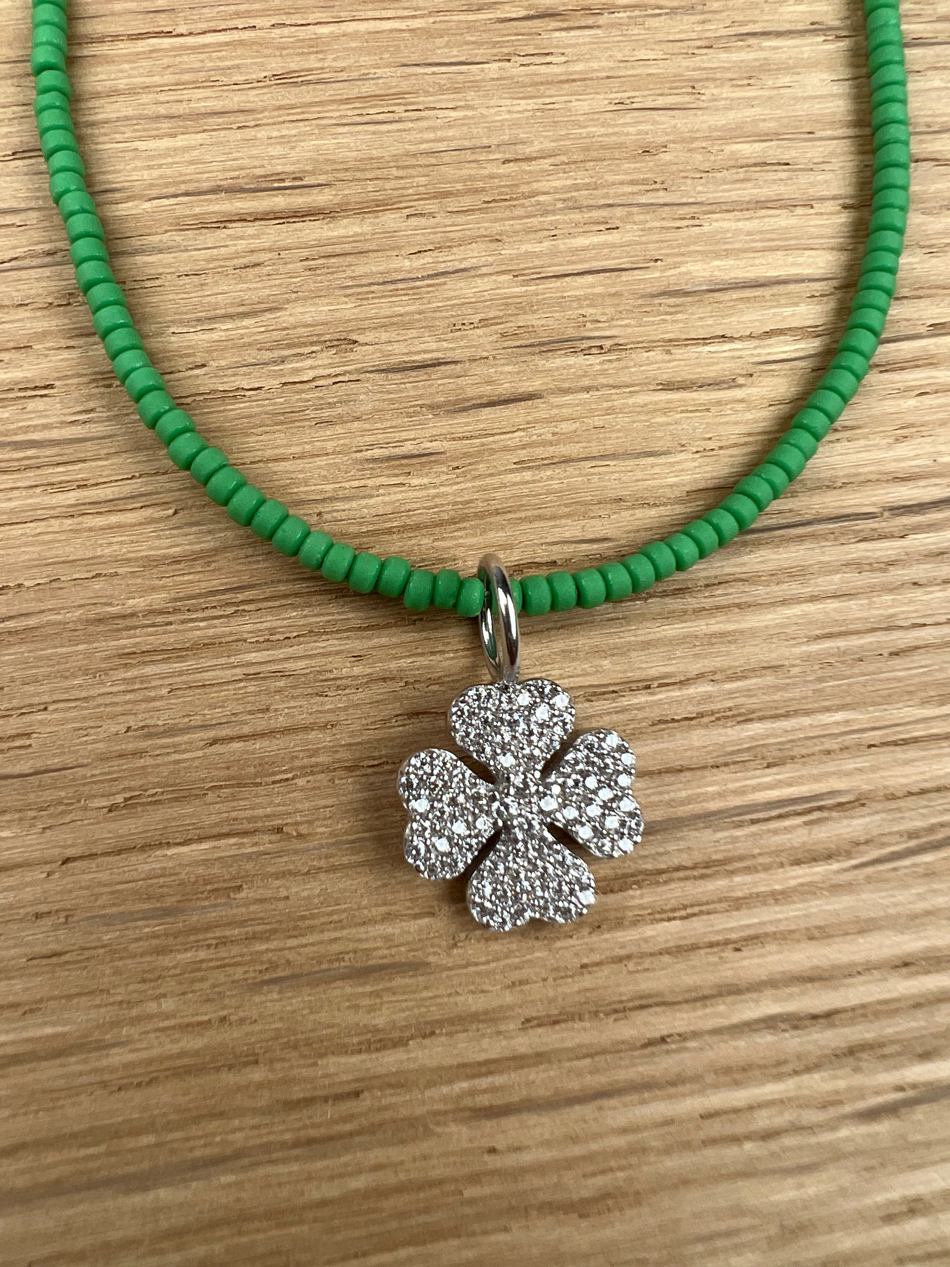 Kette aus Halbedelsteinen mit Glückskleeblatt