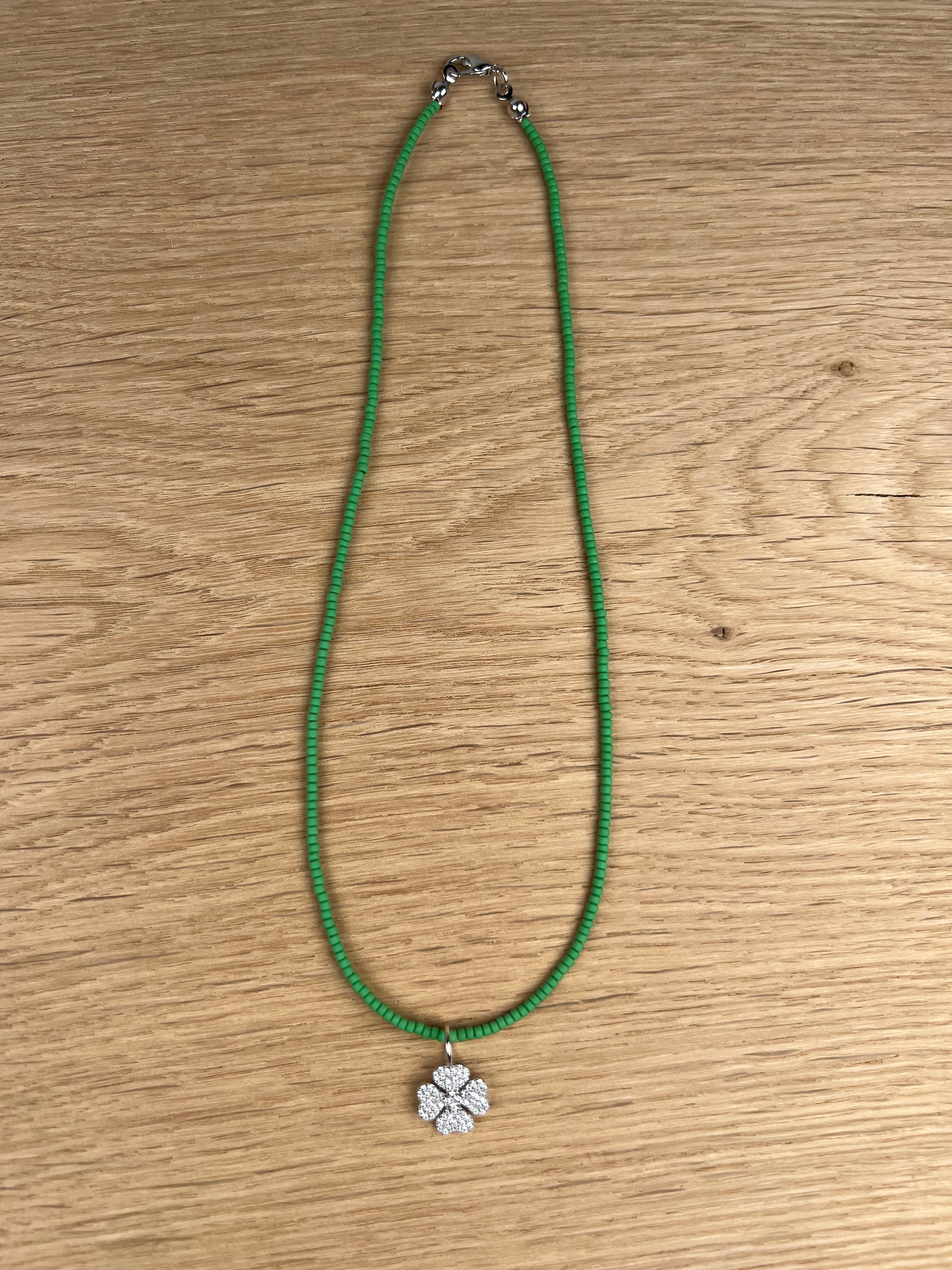 Kette aus Halbedelsteinen mit Glückskleeblatt