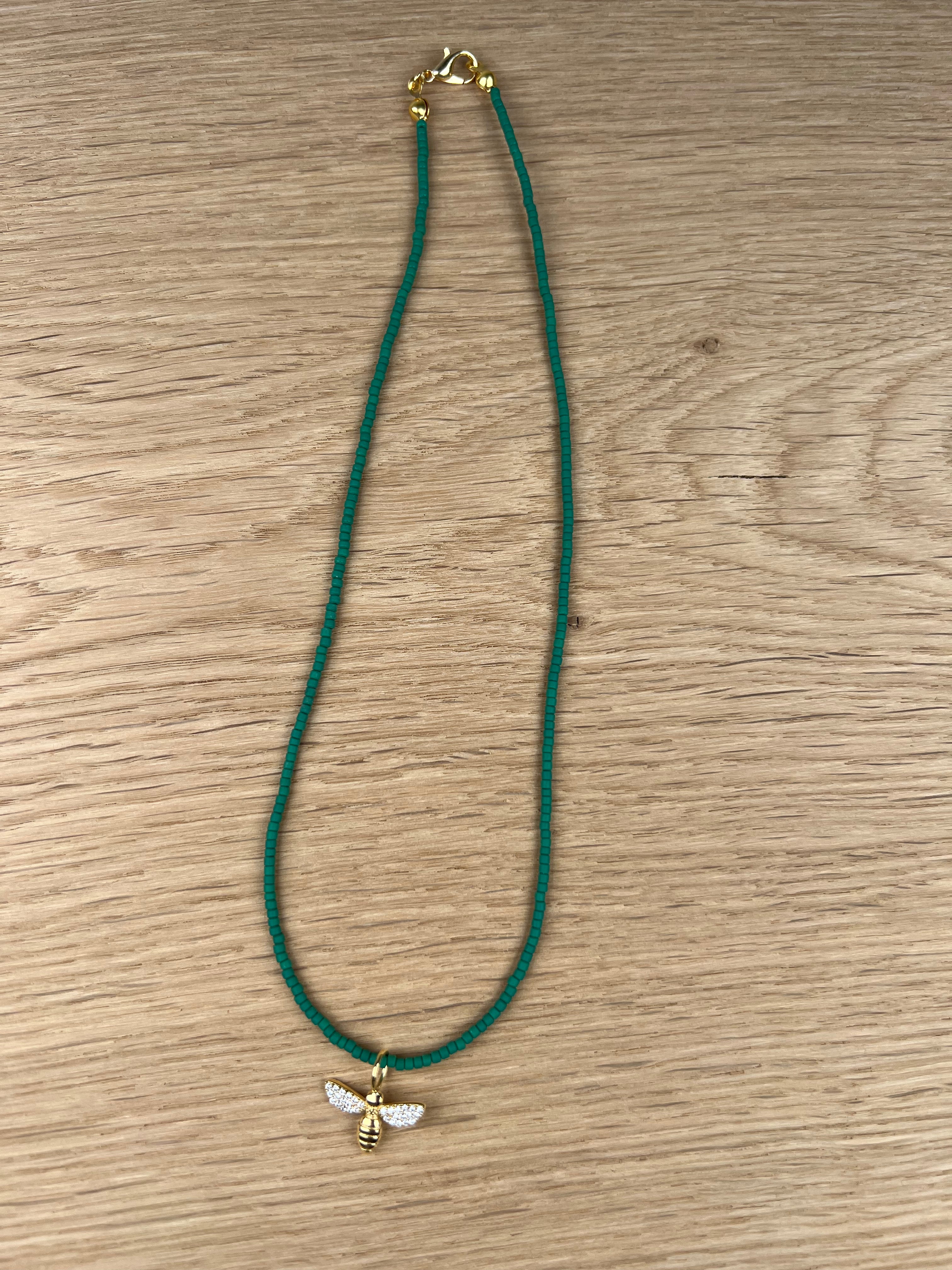 Kette aus Halbedelsteinen mit goldener Biene