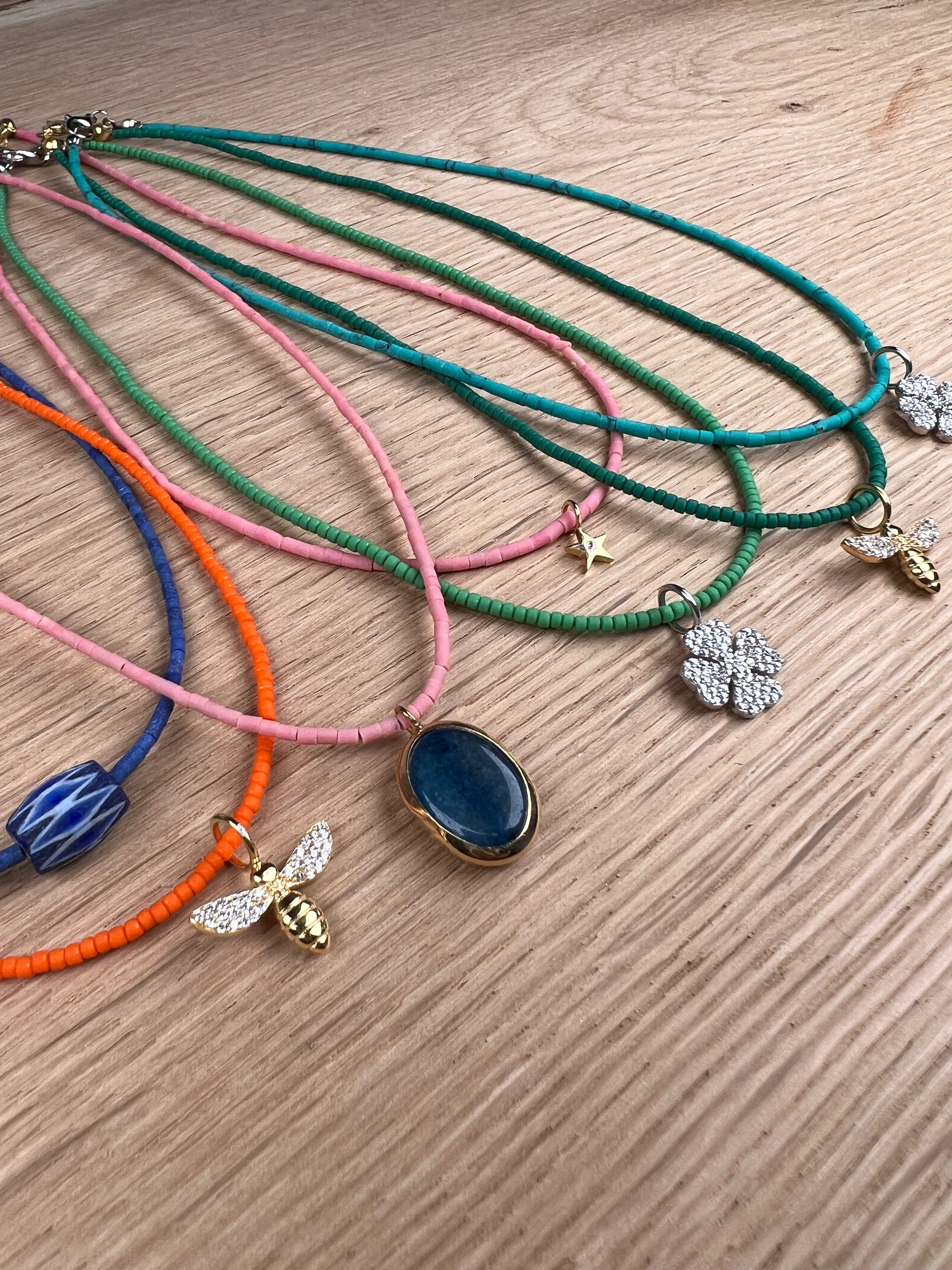 Kette aus Halbedelsteinen mit handgemalten CHEVRON Glas Anhänger