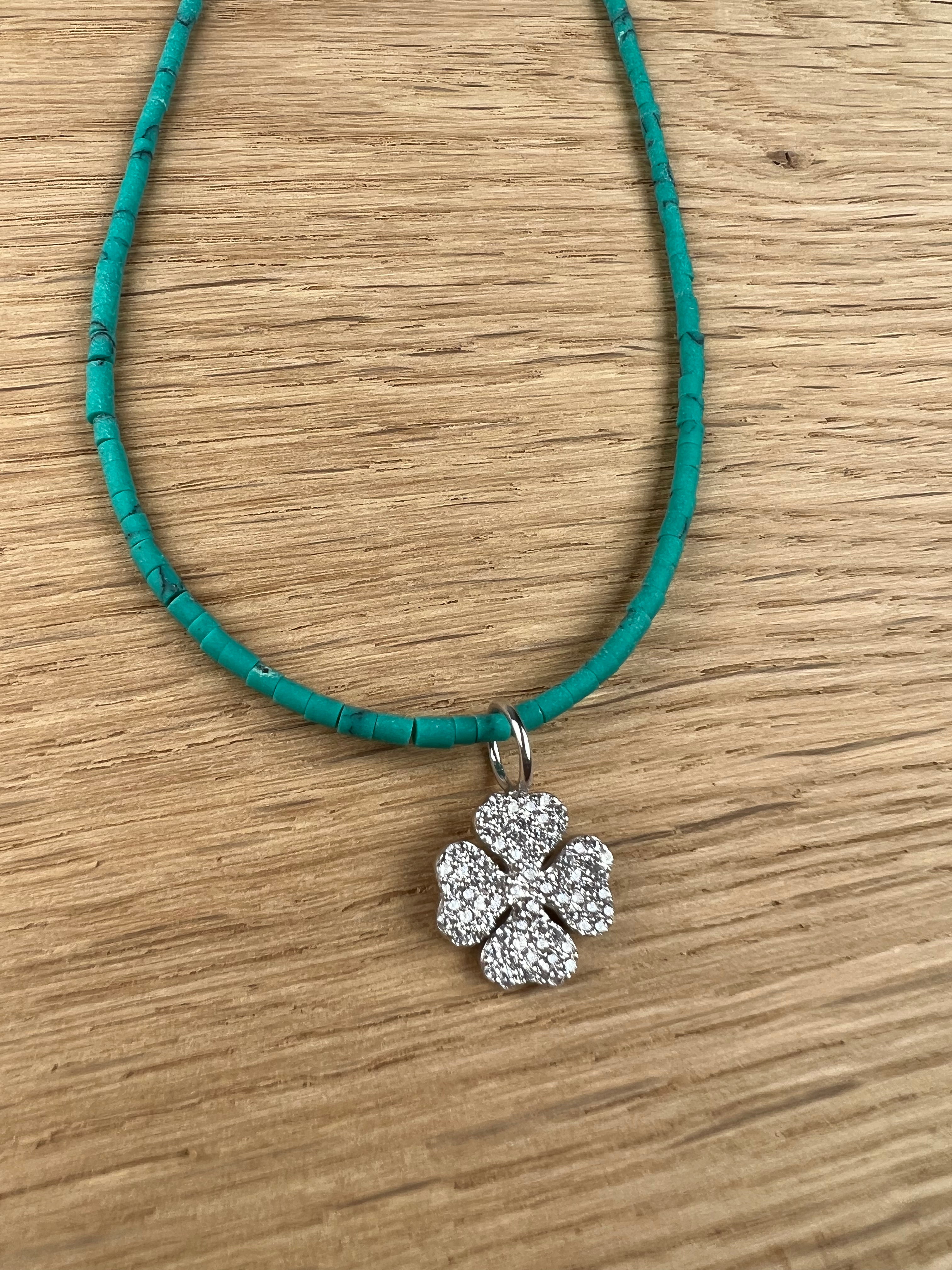 Kette aus Halbedelsteinen in Türkis mit Glückskleeblatt