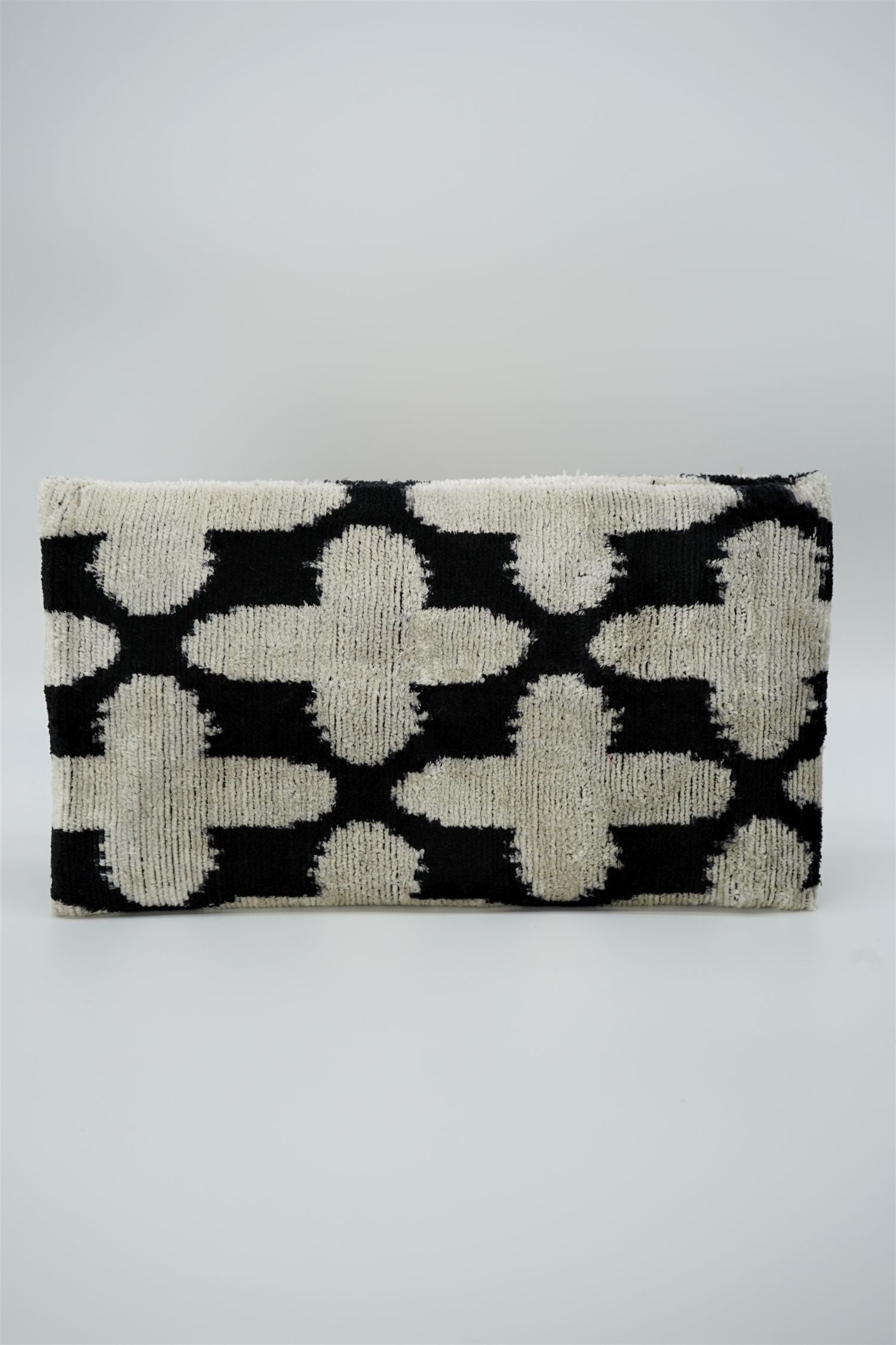 Clutch Seidensamt FIORE BIANCO schwarz