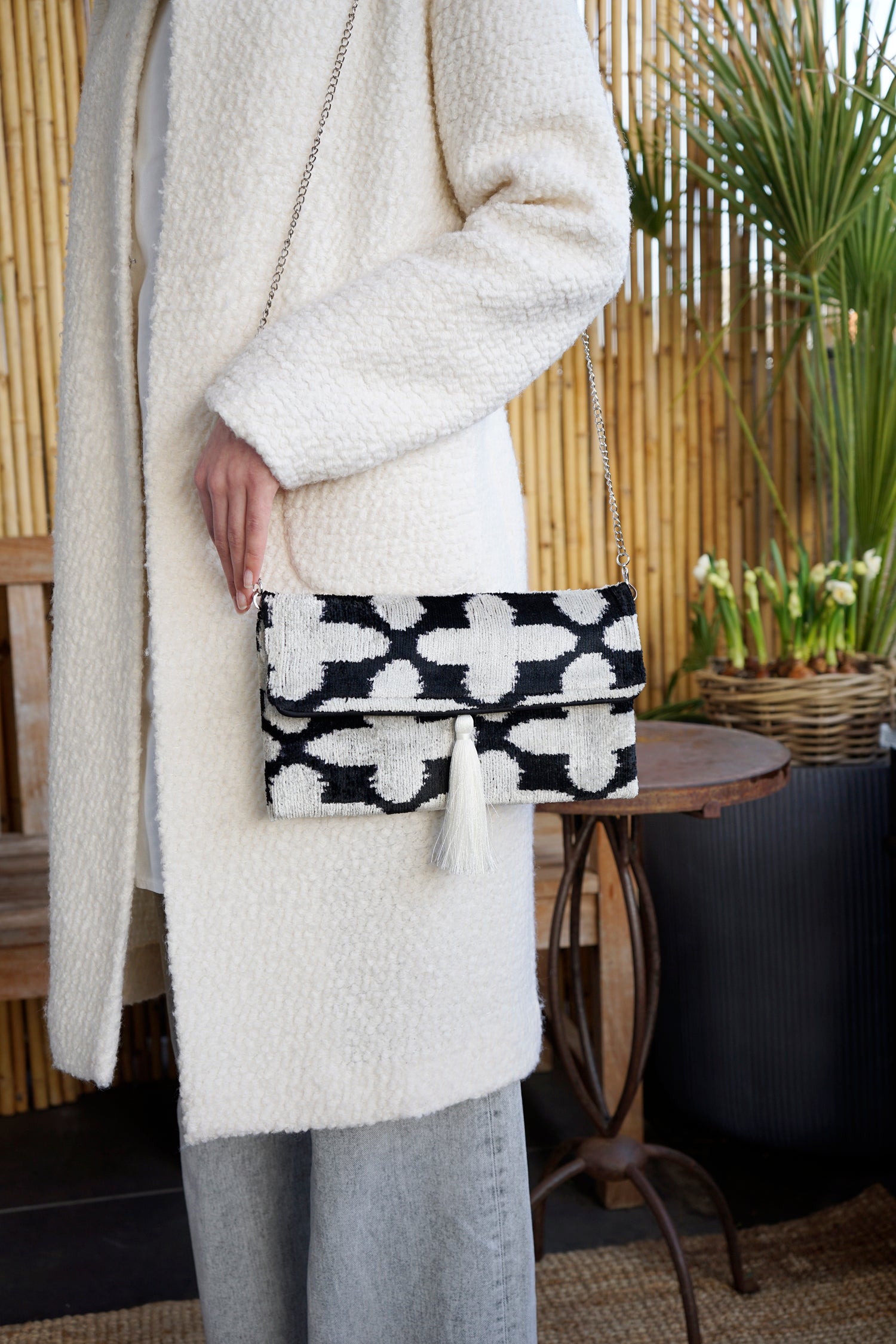 Clutch Seidensamt FIORE BIANCO schwarz