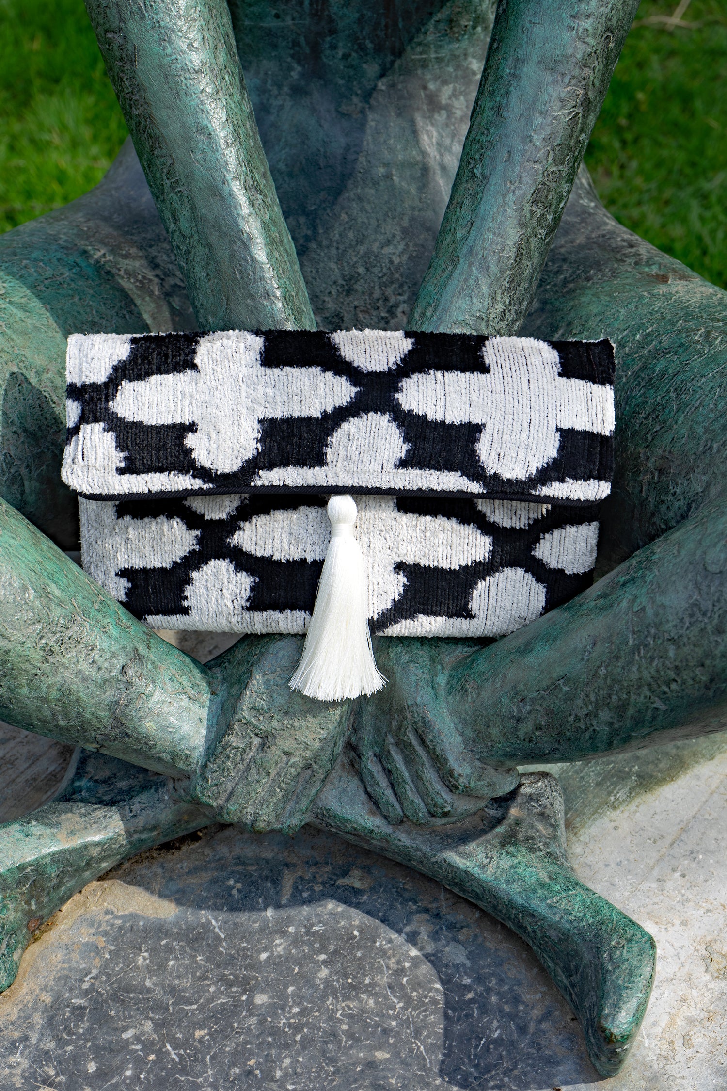 Clutch Seidensamt FIORE BIANCO schwarz