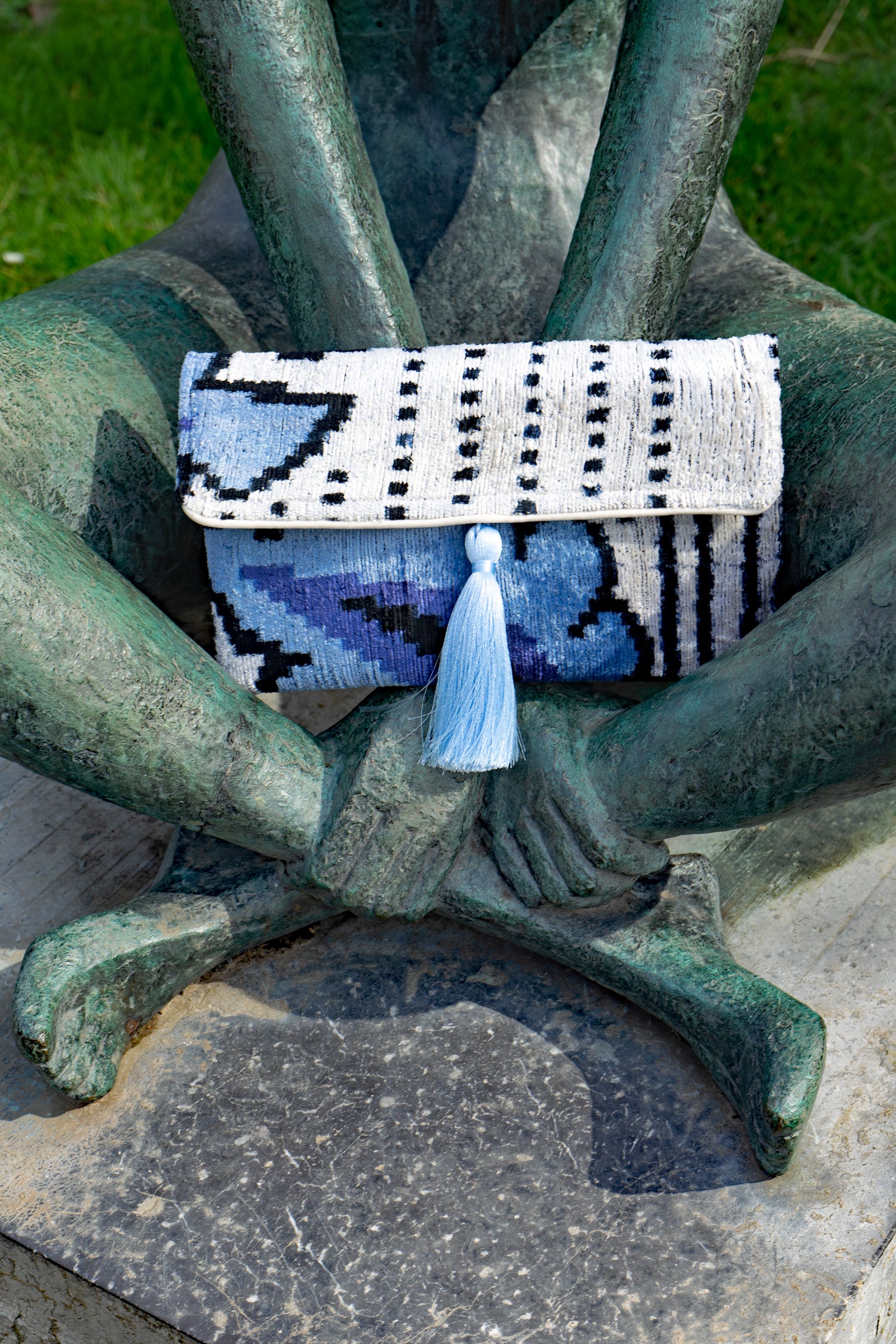 Clutch Seidensamt BLUES CLUES hellblau