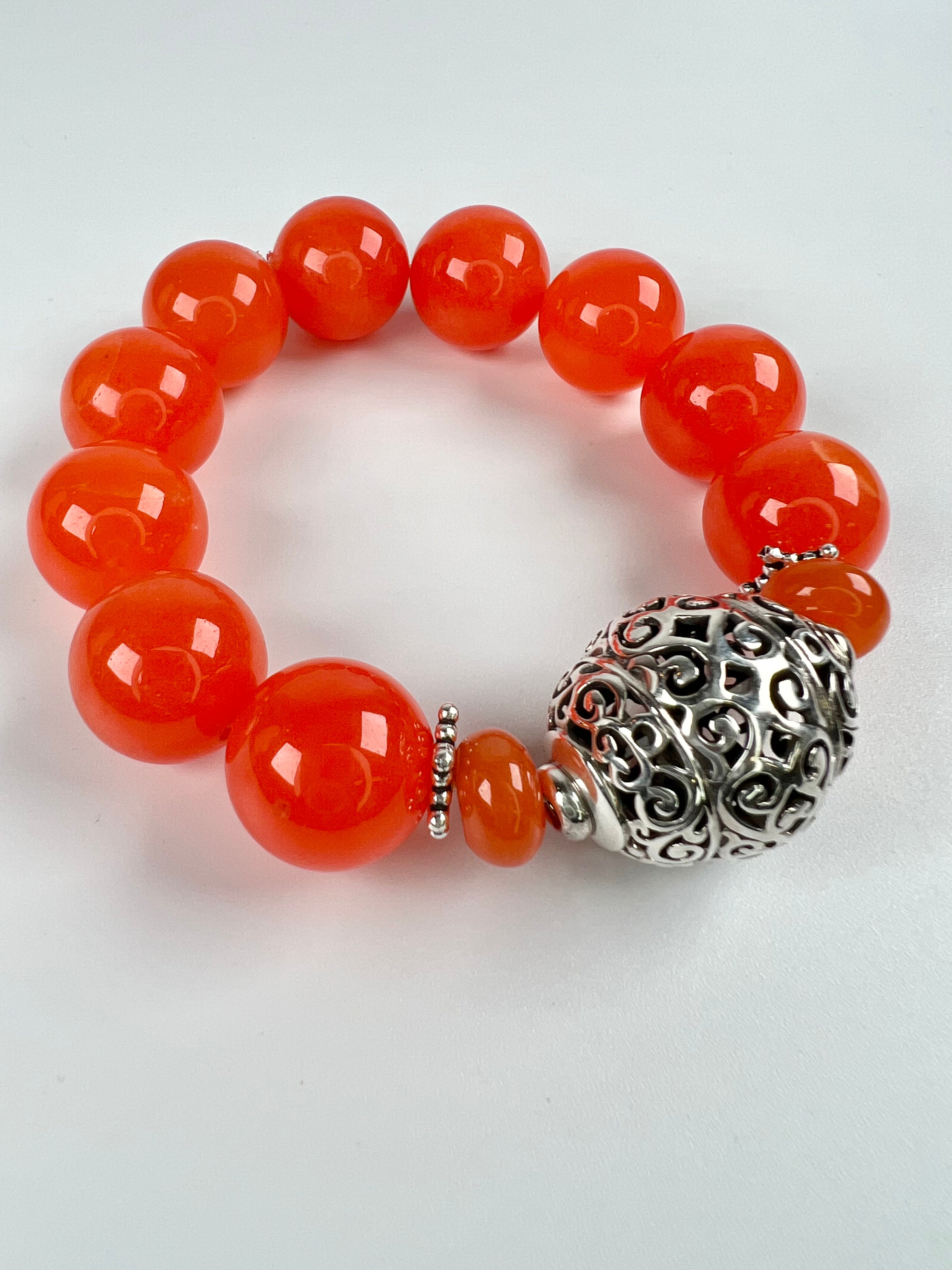 Armband aus Carneolen mit Silberelementen