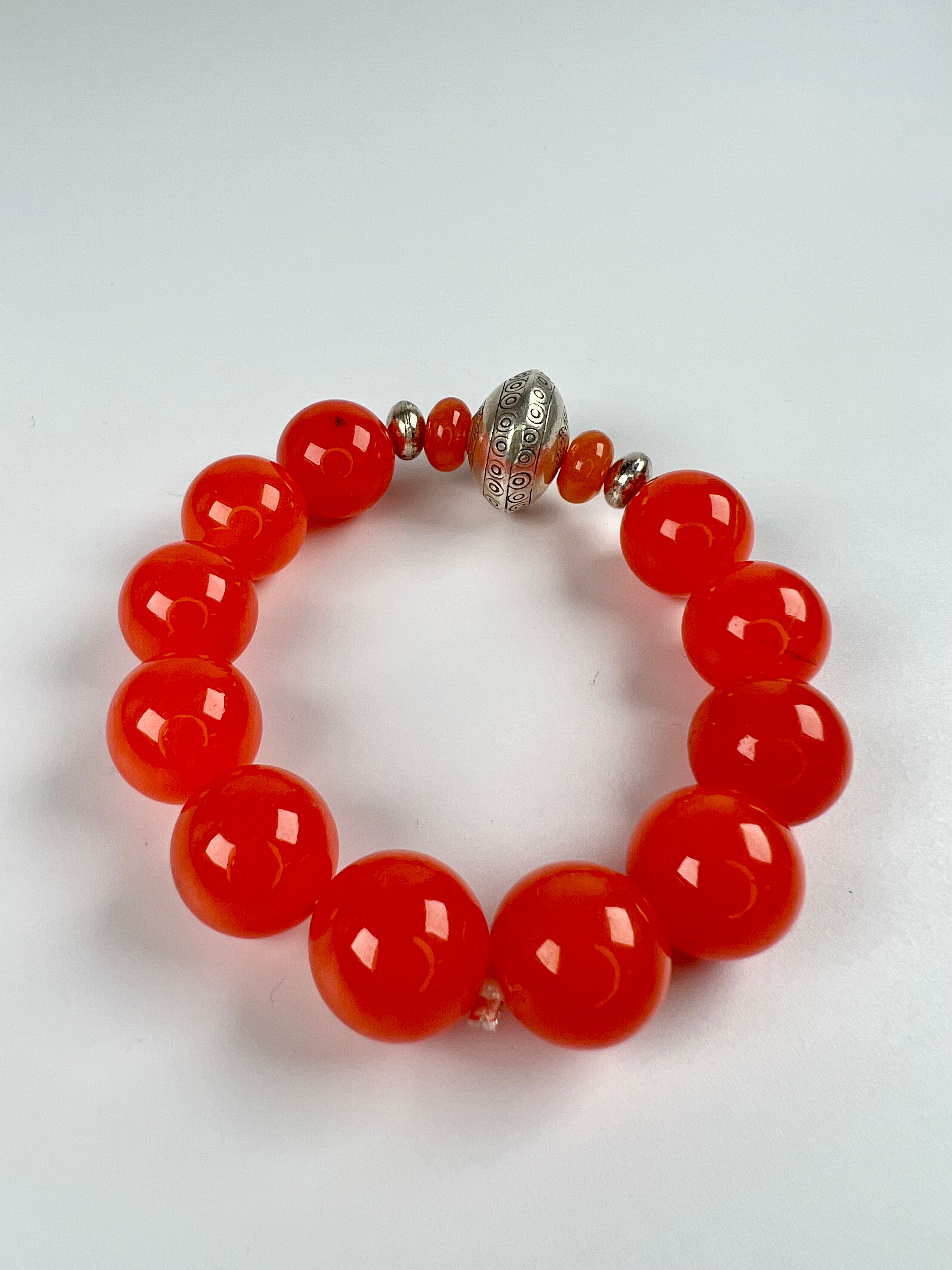 Armband aus Carneolen und Silberelementen