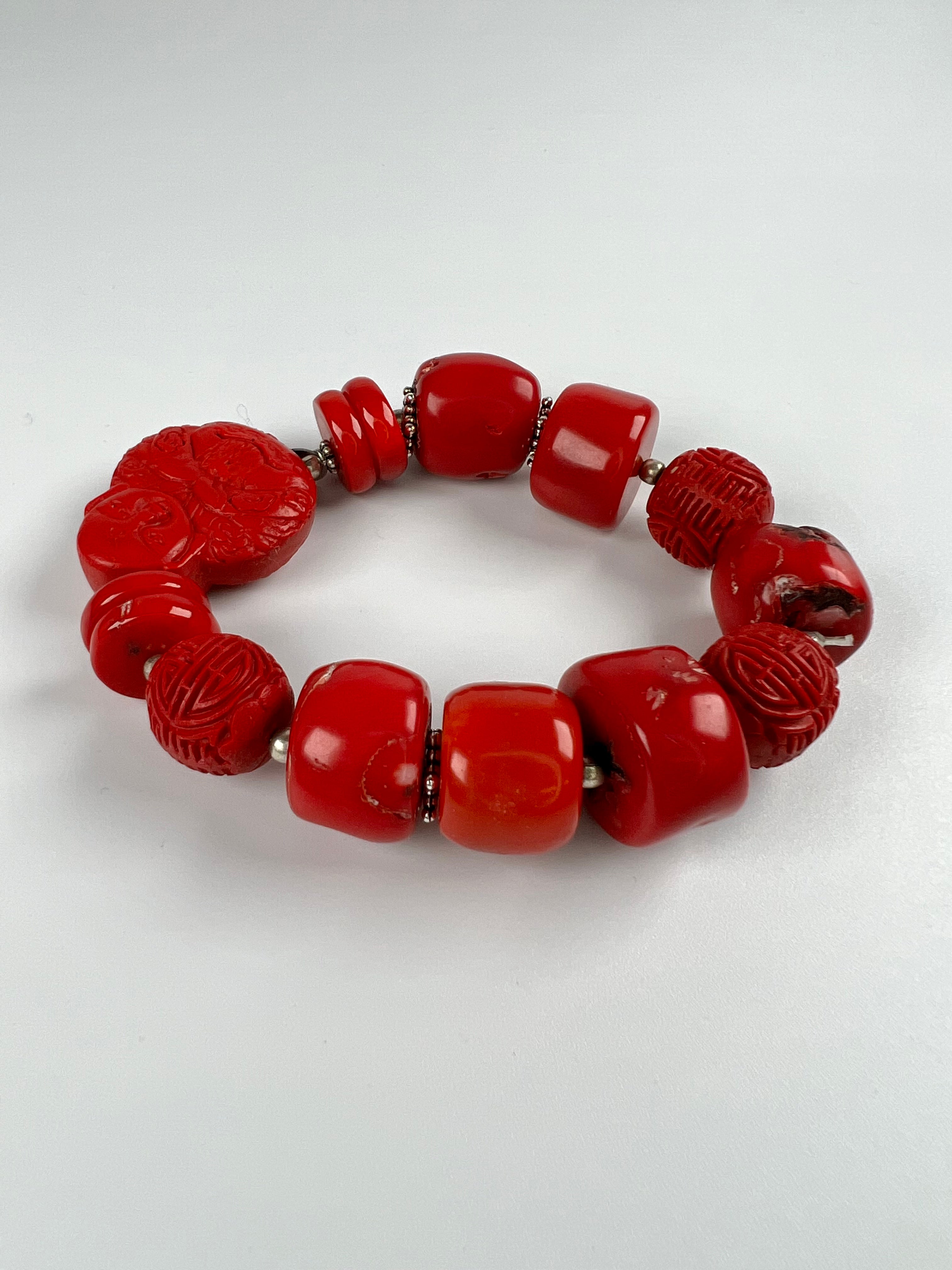 Armband aus Koralle mit Silberelementen