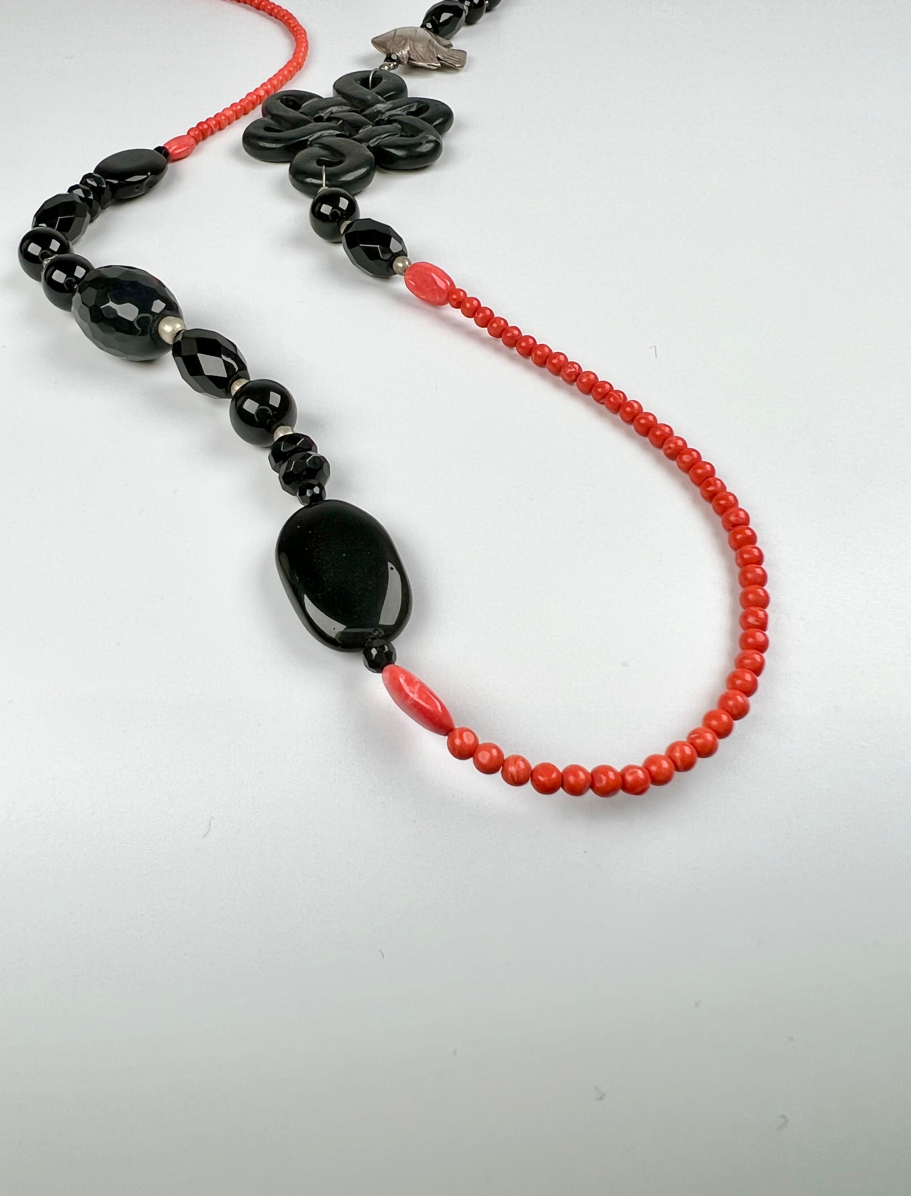 Handgefertigte Kette aus Koralle, Onyx und Silberelementen