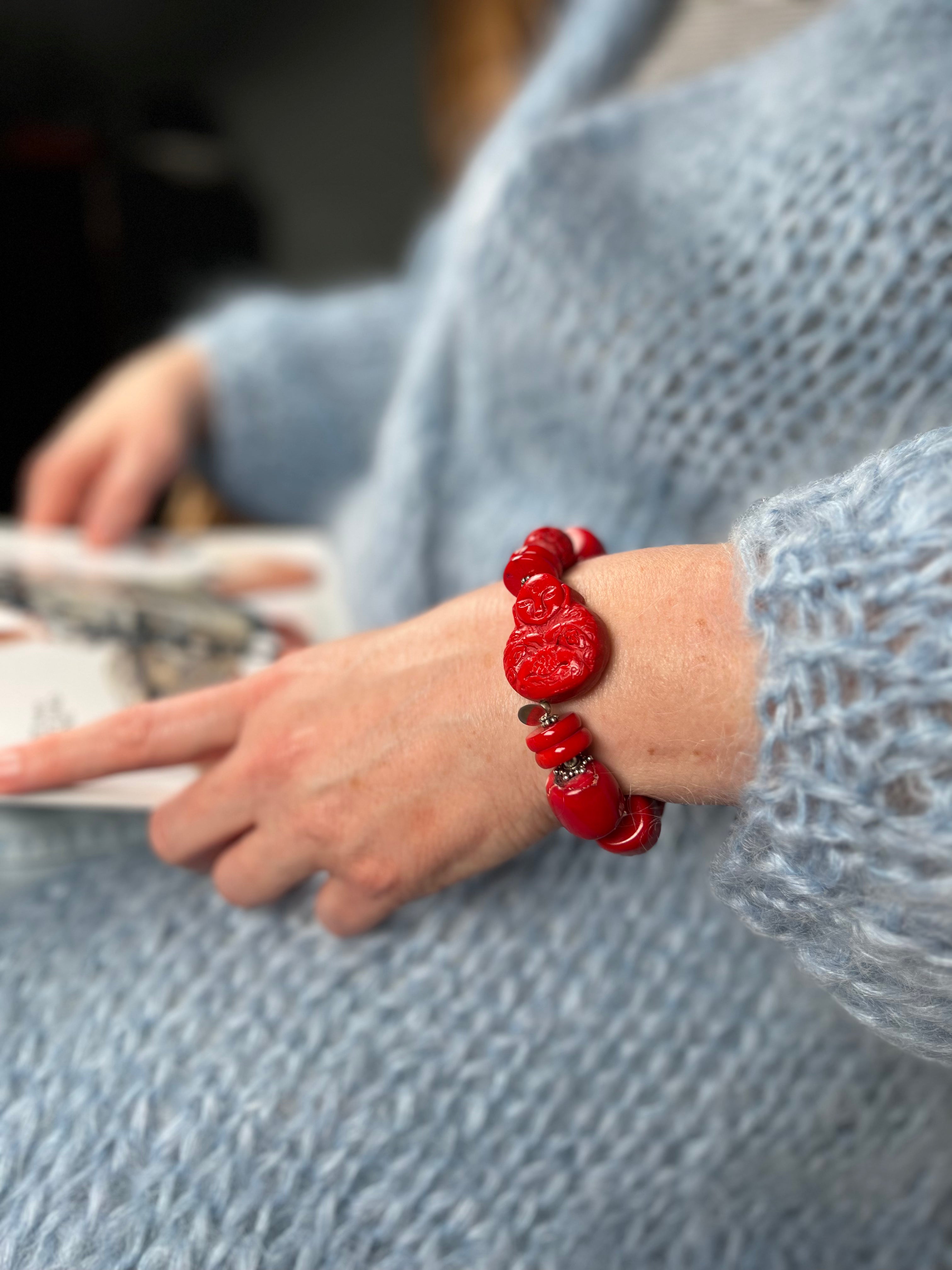 Armband aus Koralle mit Silberelementen