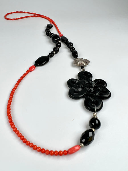 Handgefertigte Kette aus Koralle, Onyx und Silberelementen