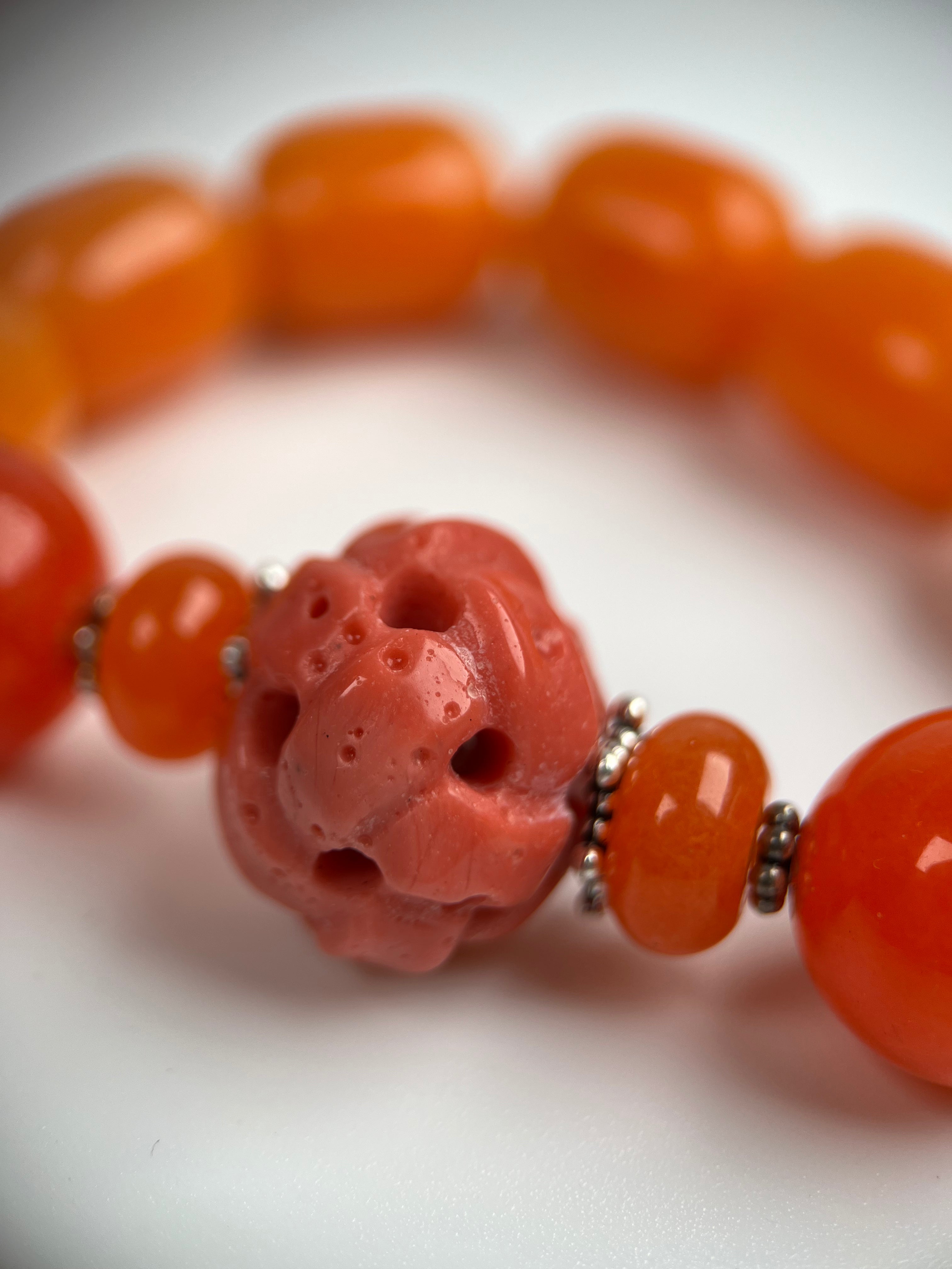 Armband aus Carneolen mit Goldelementen