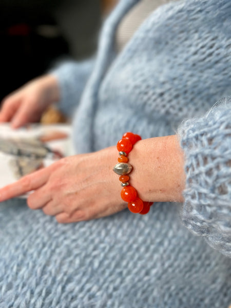 Armband aus Carneolen und Silberelementen