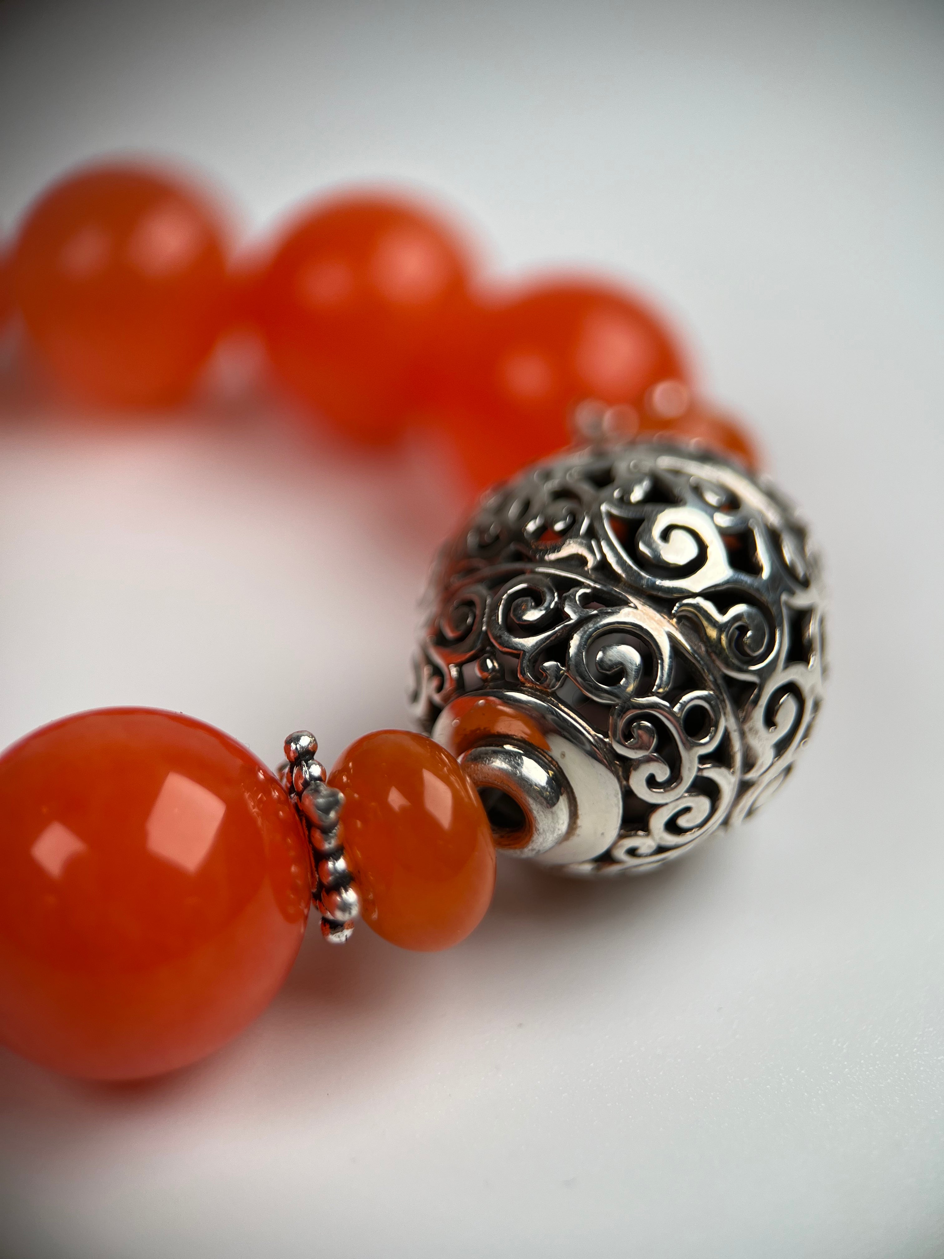 Armband aus Carneolen mit Silberelementen