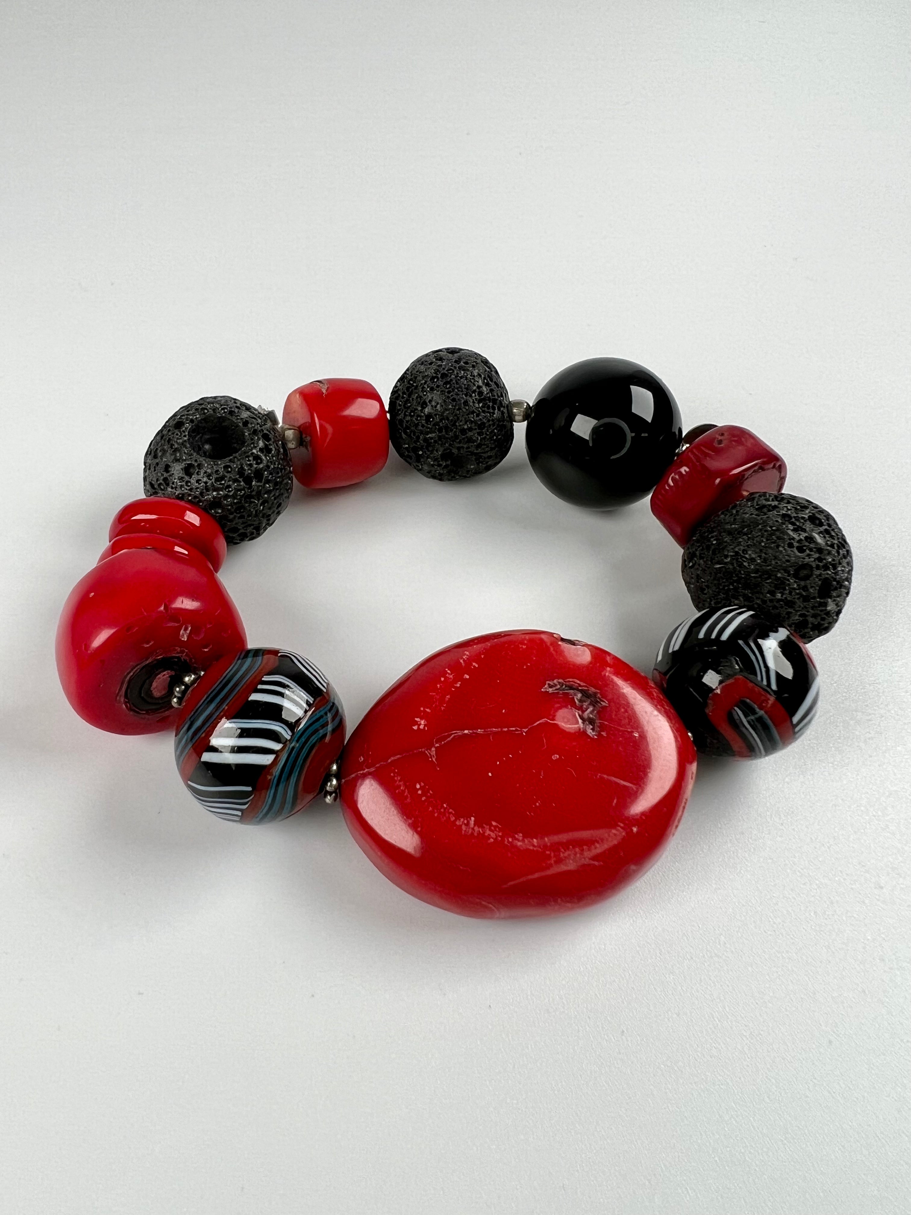 Armband aus Schaumkoralle, Koralle mit Silberelementen