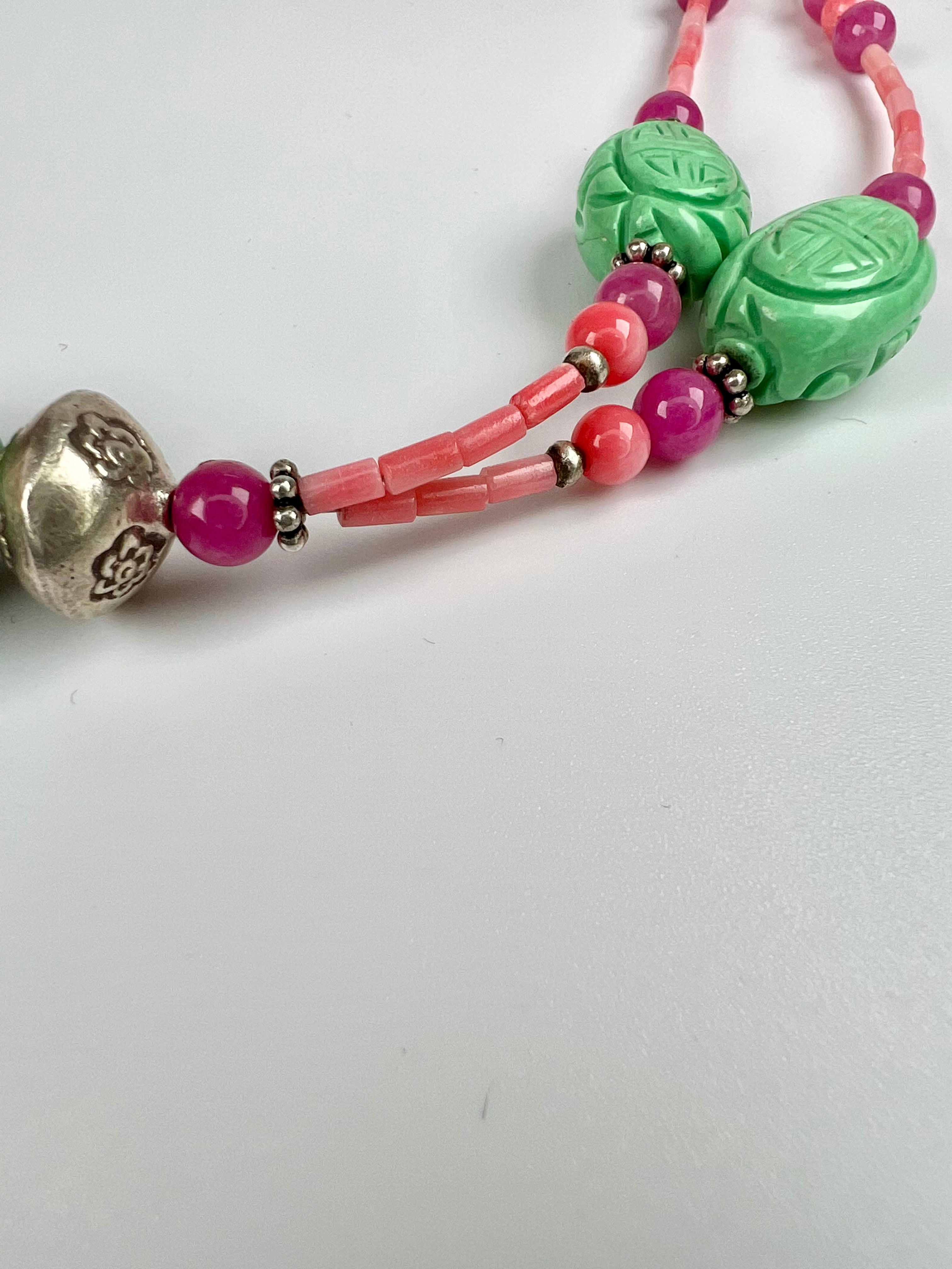 Handgefertigte Kette aus pinker Koralle, türkisen Steinen und Silberelementen