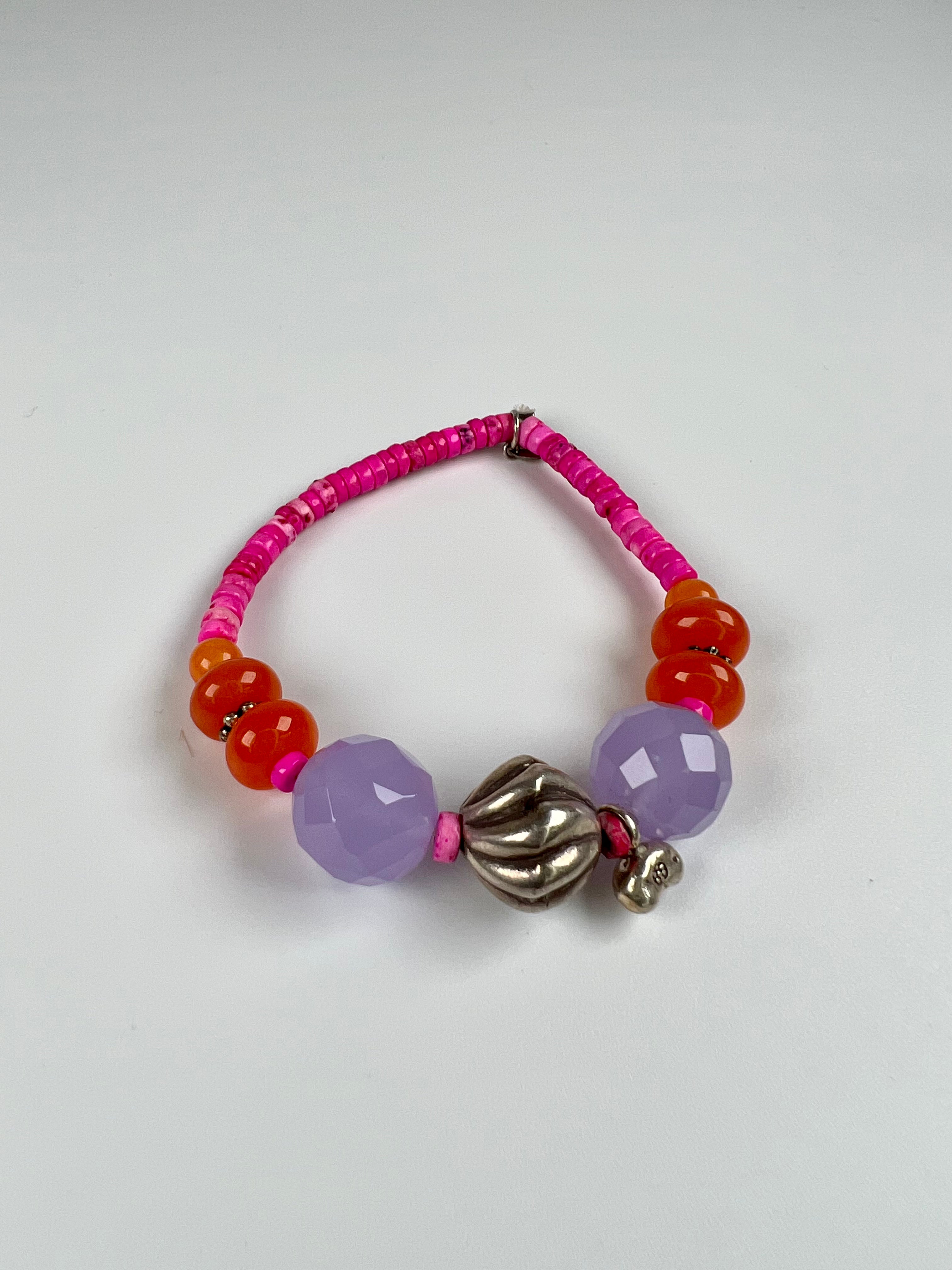 Armband aus Carneolen, pinke Koralle und lila Kunzit mit Silberelementen