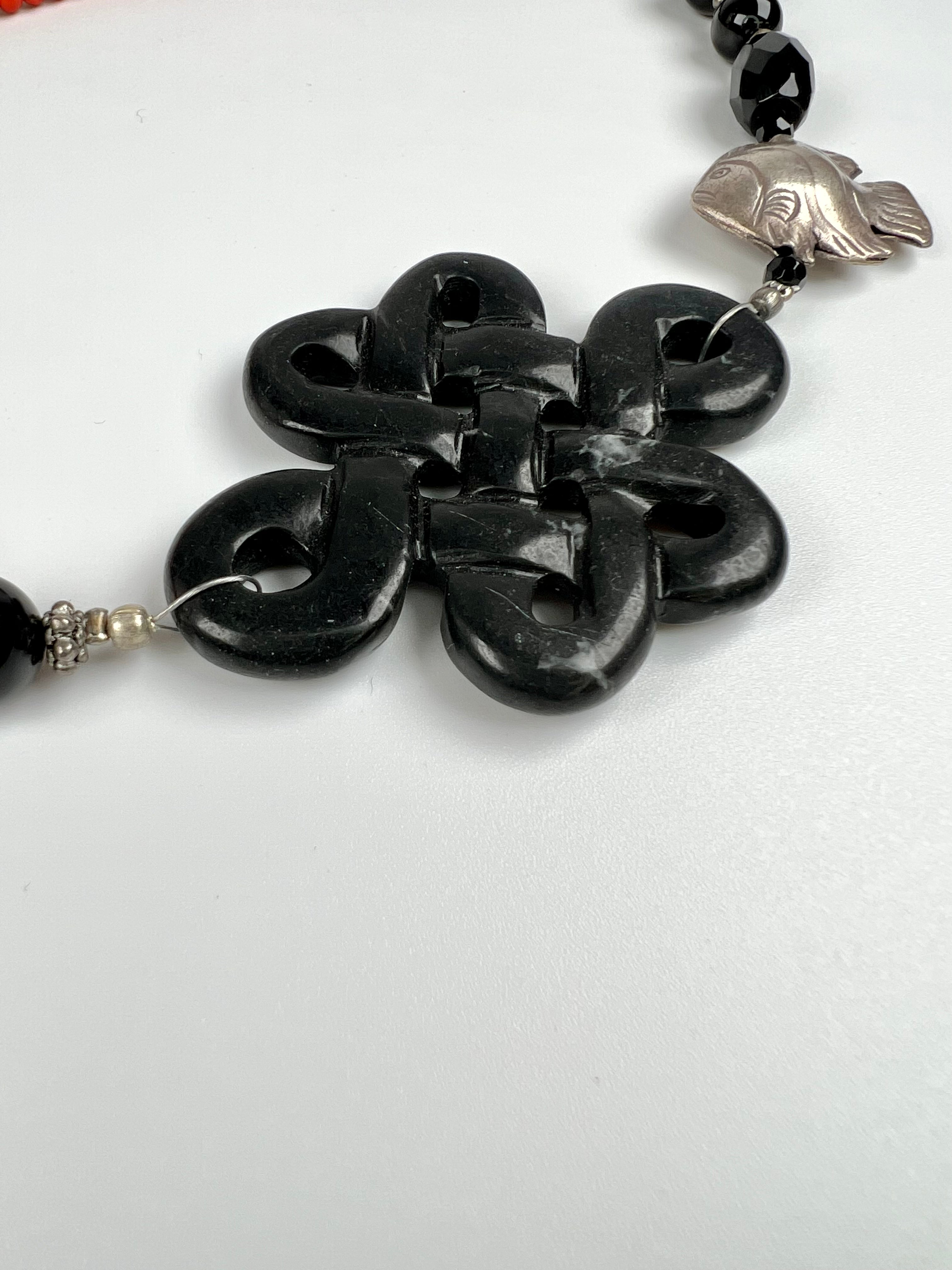 Handgefertigte Kette aus Koralle, Onyx und Silberelementen