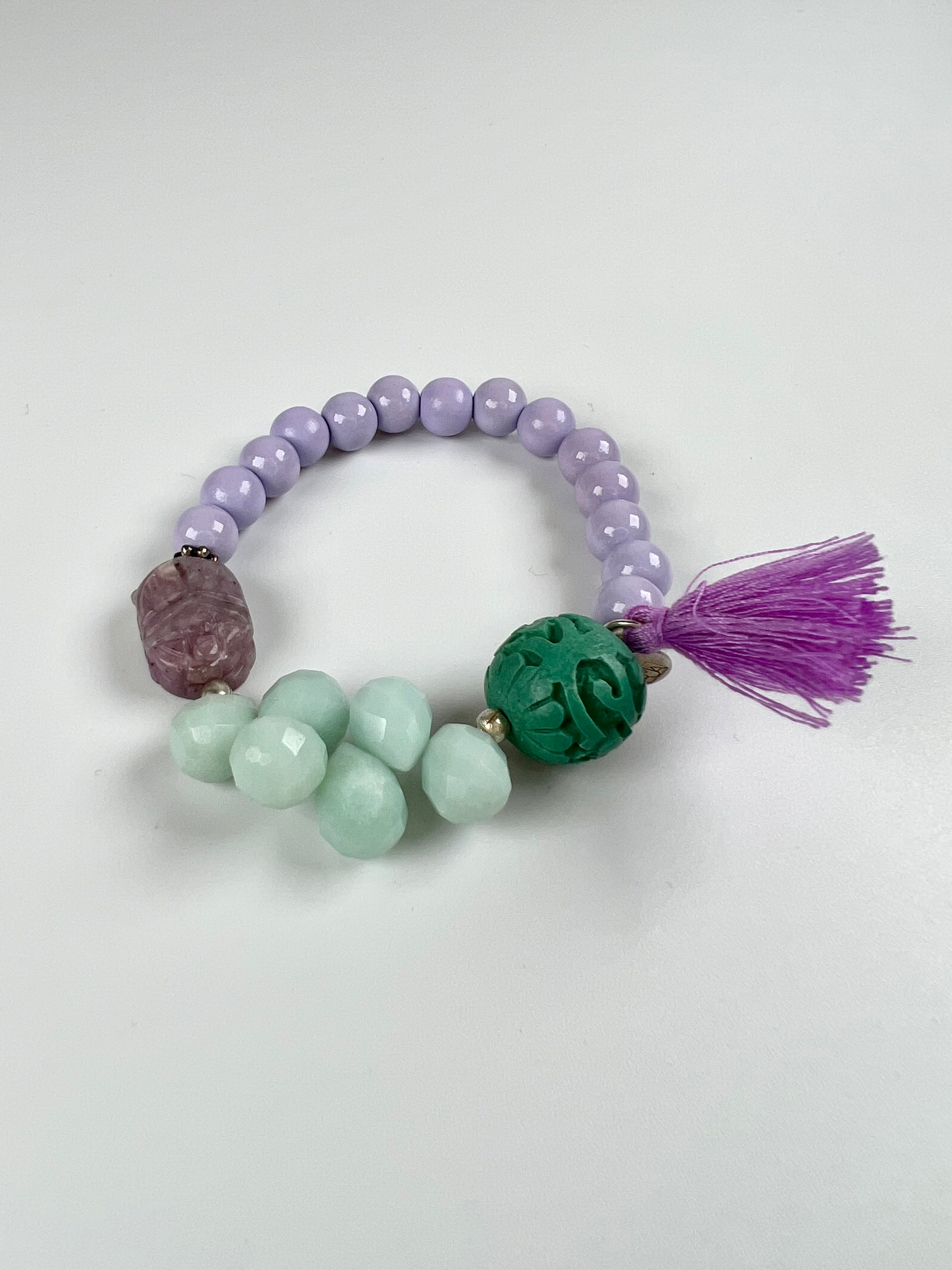 Armband aus grünen Mondstein, lila Skarabäus und Holzperlen