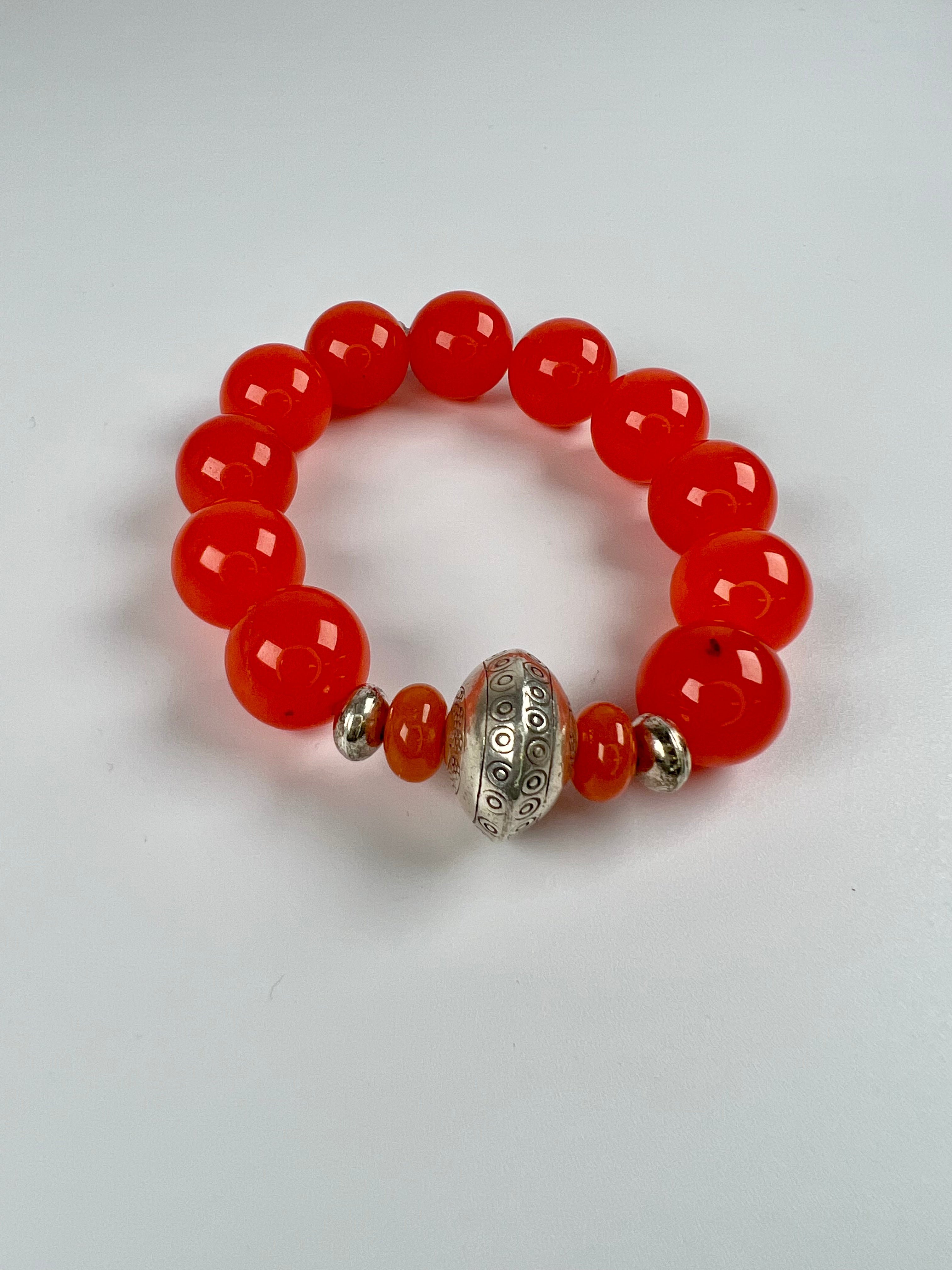 Armband aus Carneolen und Silberelementen