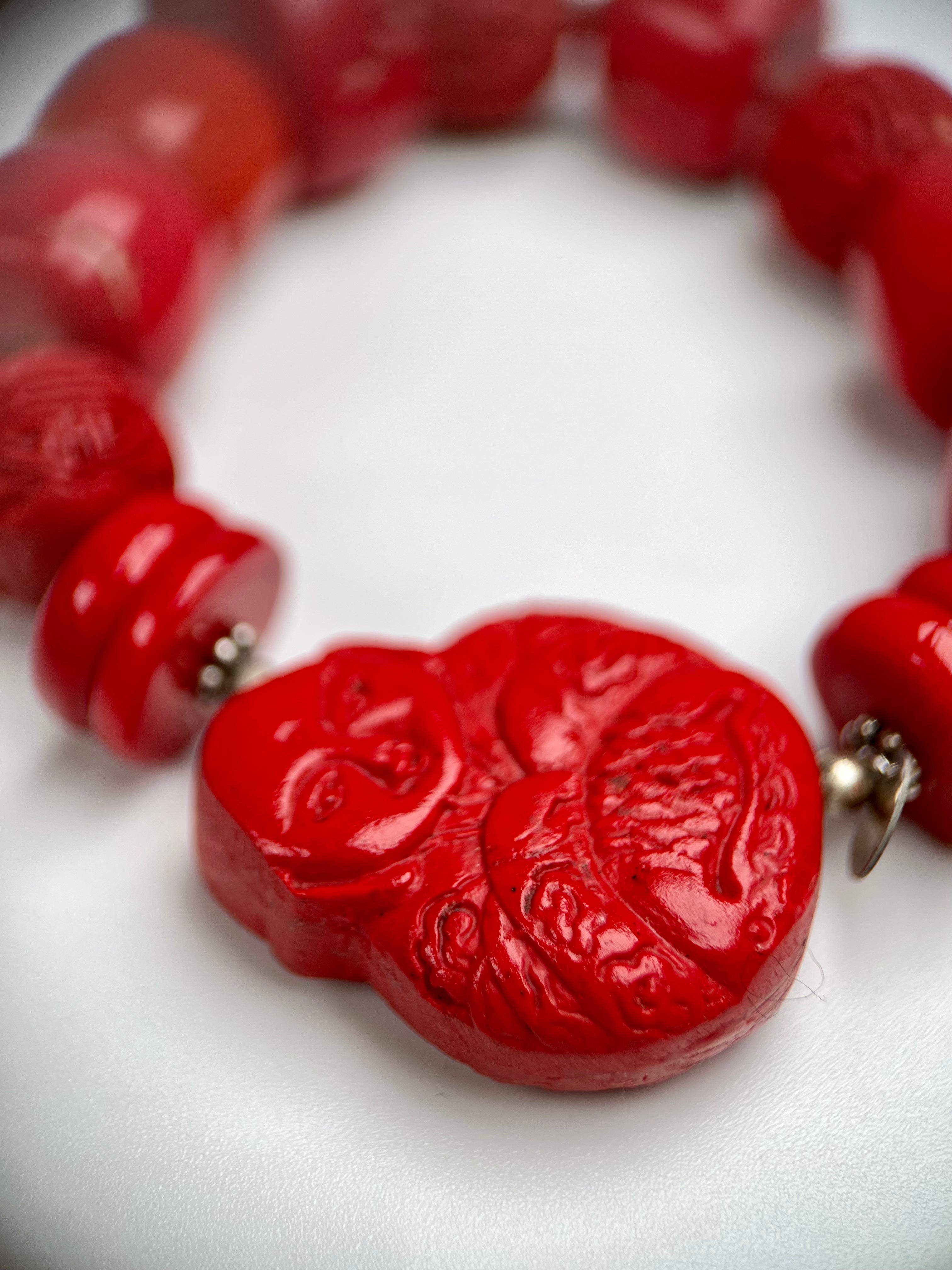 Armband aus Koralle mit Silberelementen