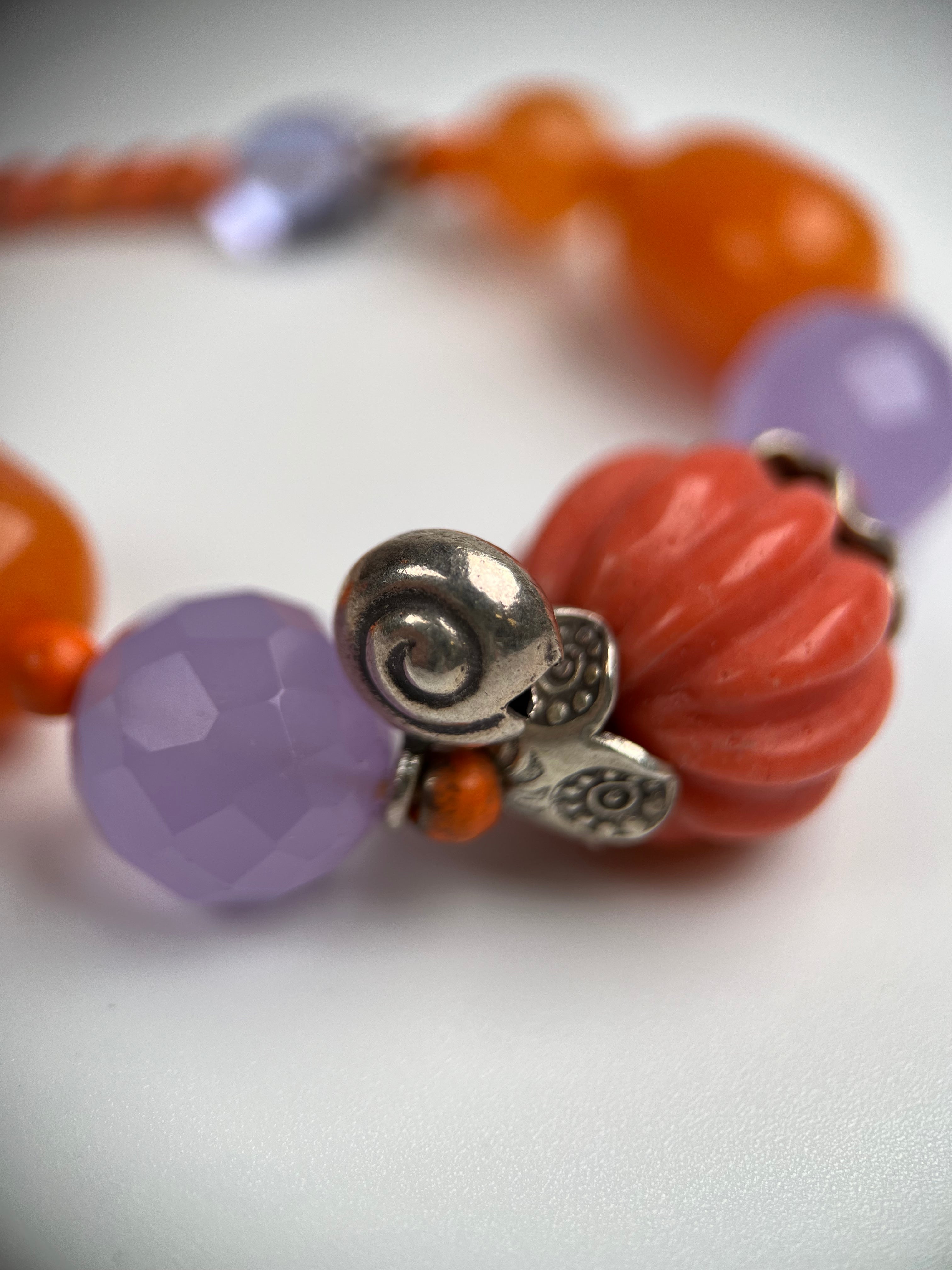 Armband aus Carneolen, Koralle, lila Kunzit mit Silberelementen