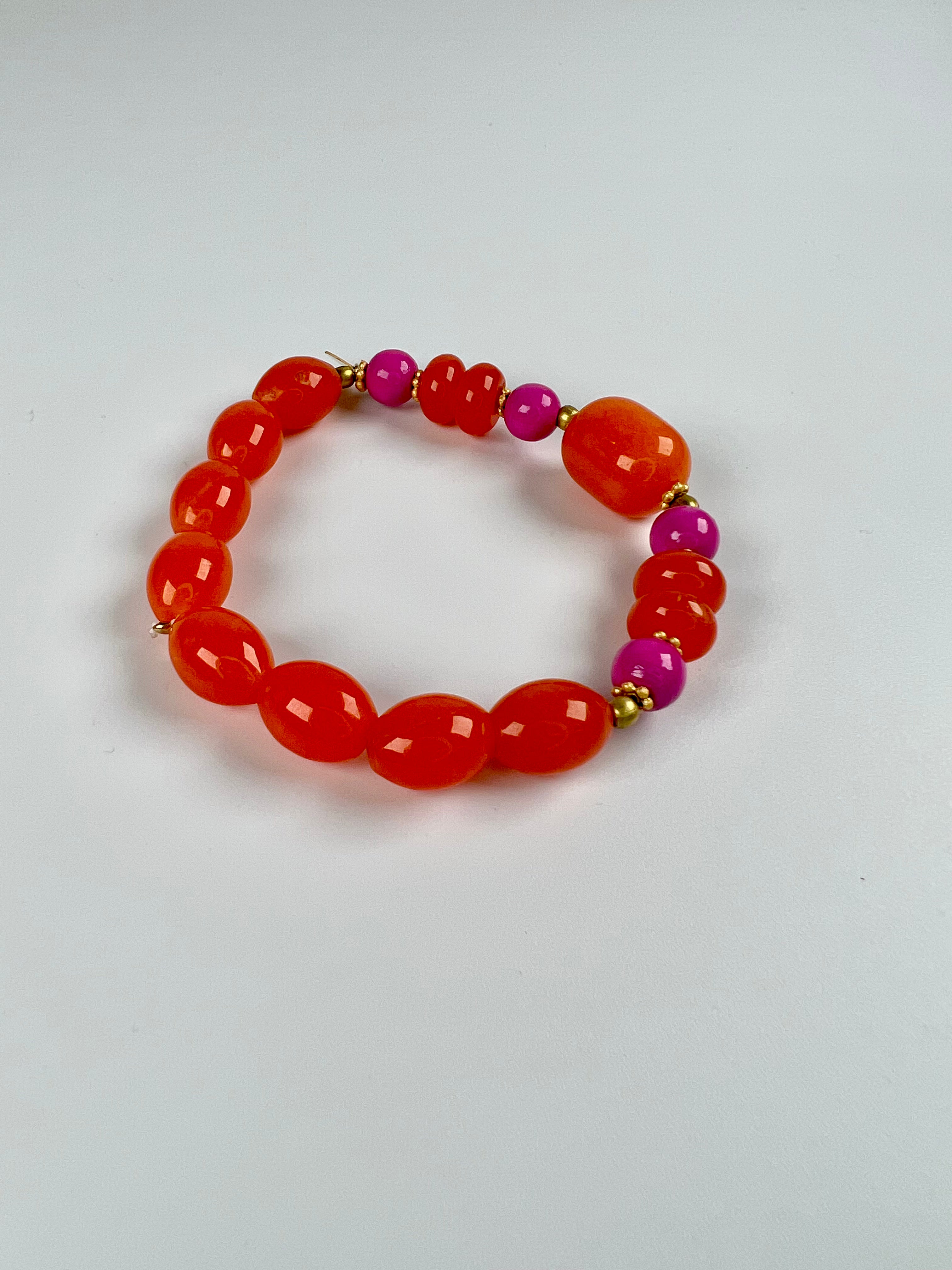 Armband aus Carneolen, Holzperlen und Goldelementen