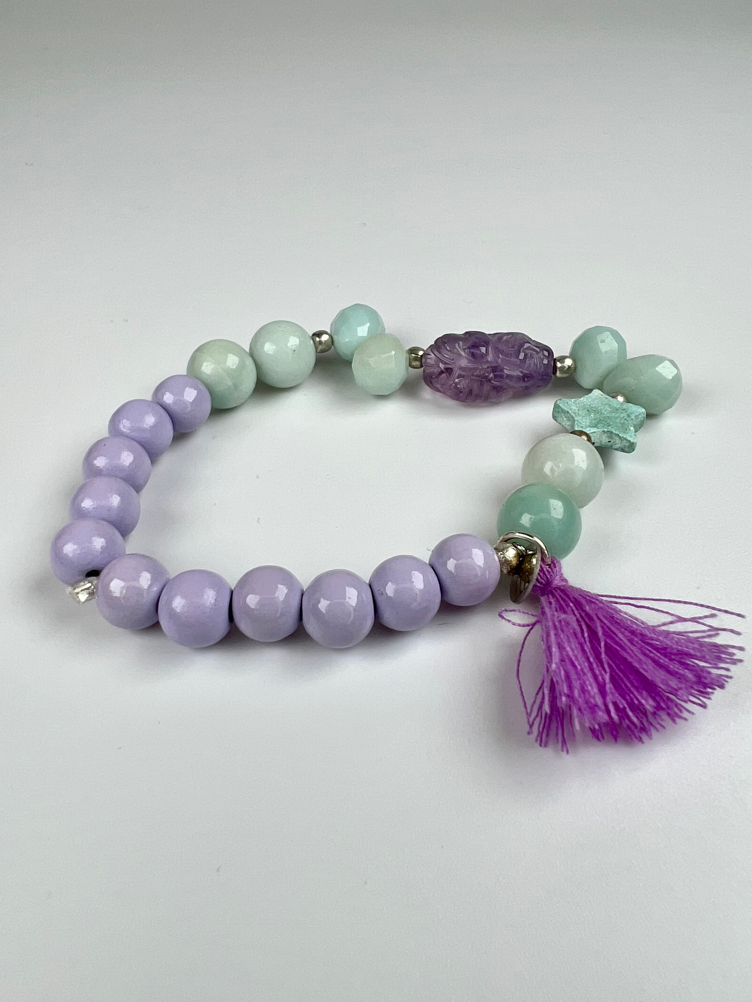 Armband aus Amethist Buddha mit hellgrünen Mondsteinen, Holzperlen und Silberelementen