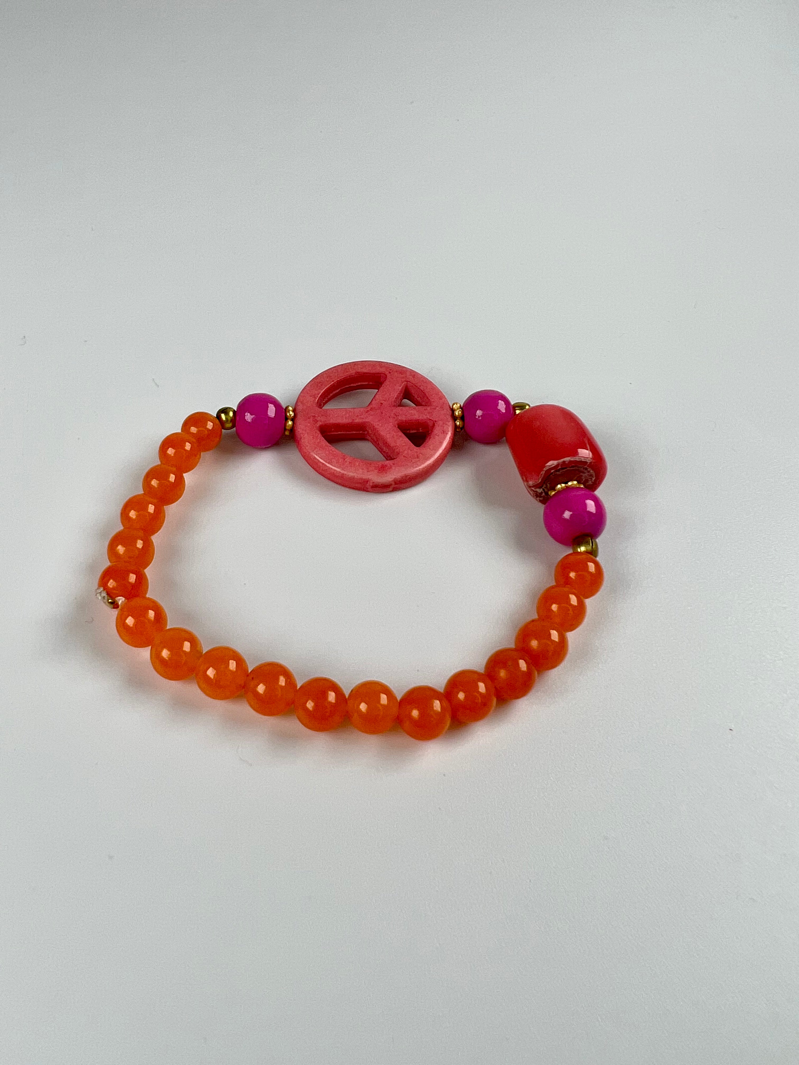 Armband aus Carneol, Koralle, Holzperlen und Goldelementen