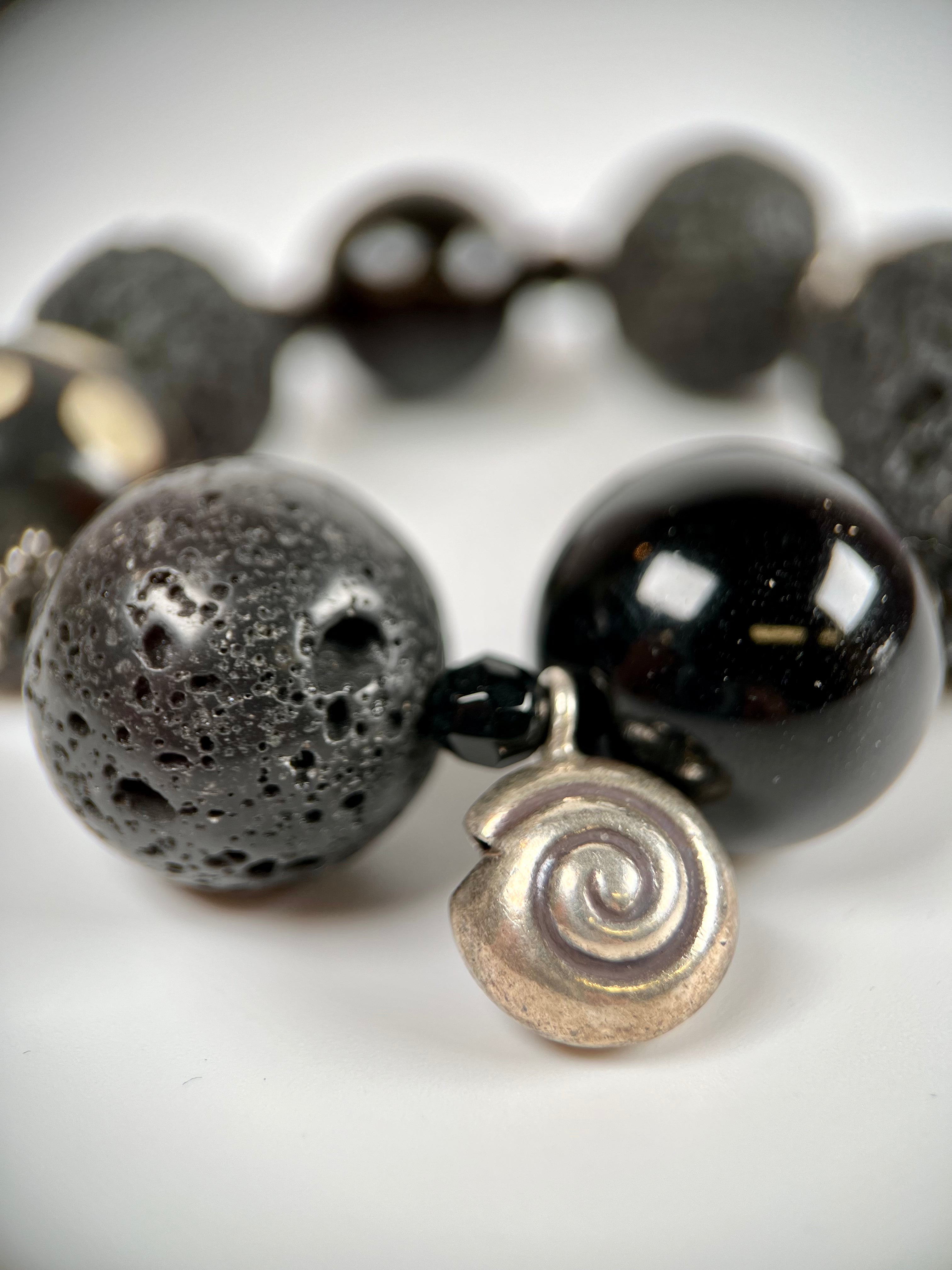 Armband aus Schaumkoralle mit Silberelementen