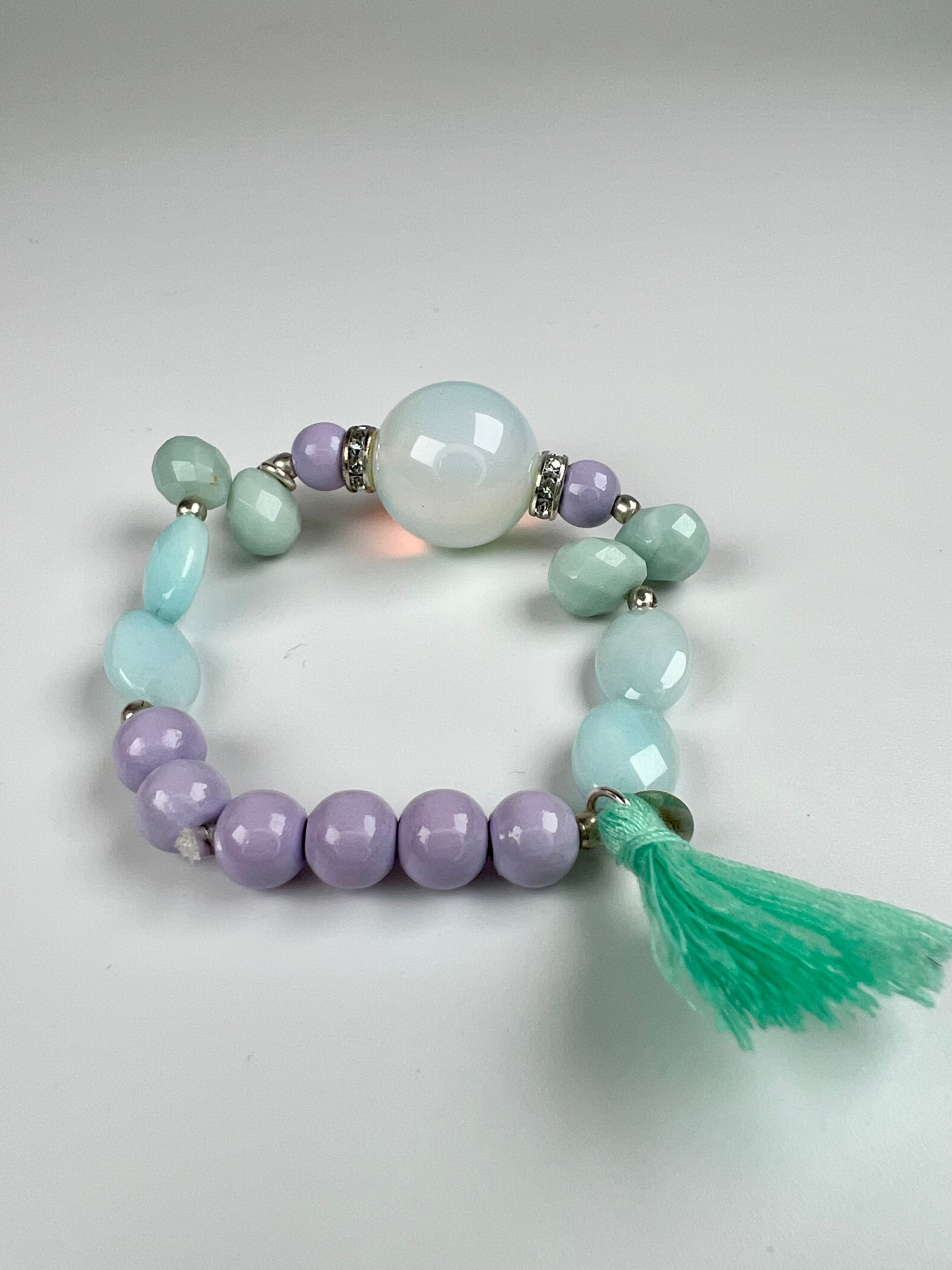 Armband aus hellgrünem Mondstein, Holzperlen und Silberelementen
