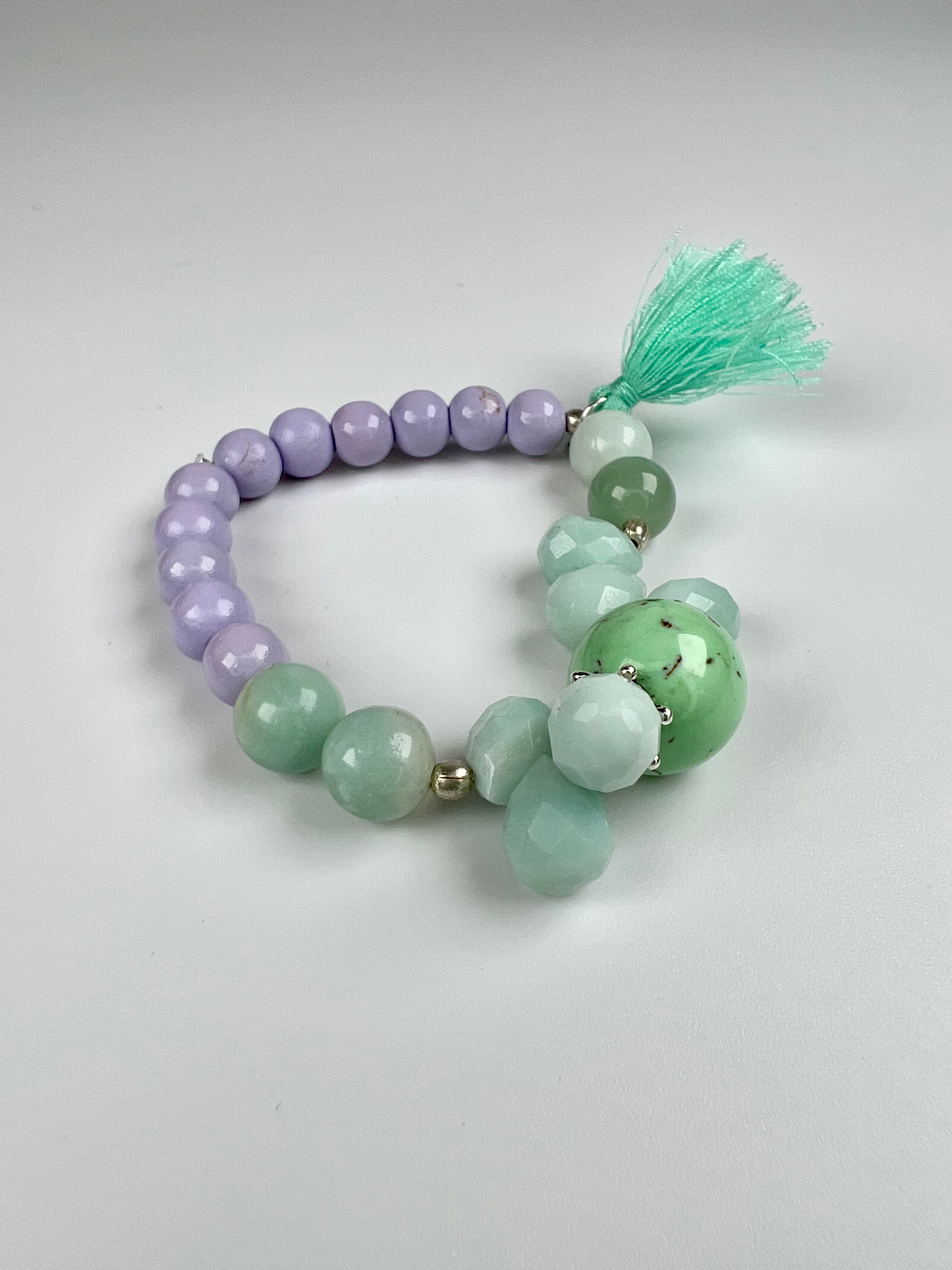 Armband aus hellgrünem Mondstein, Holzperlen und Silberelementen