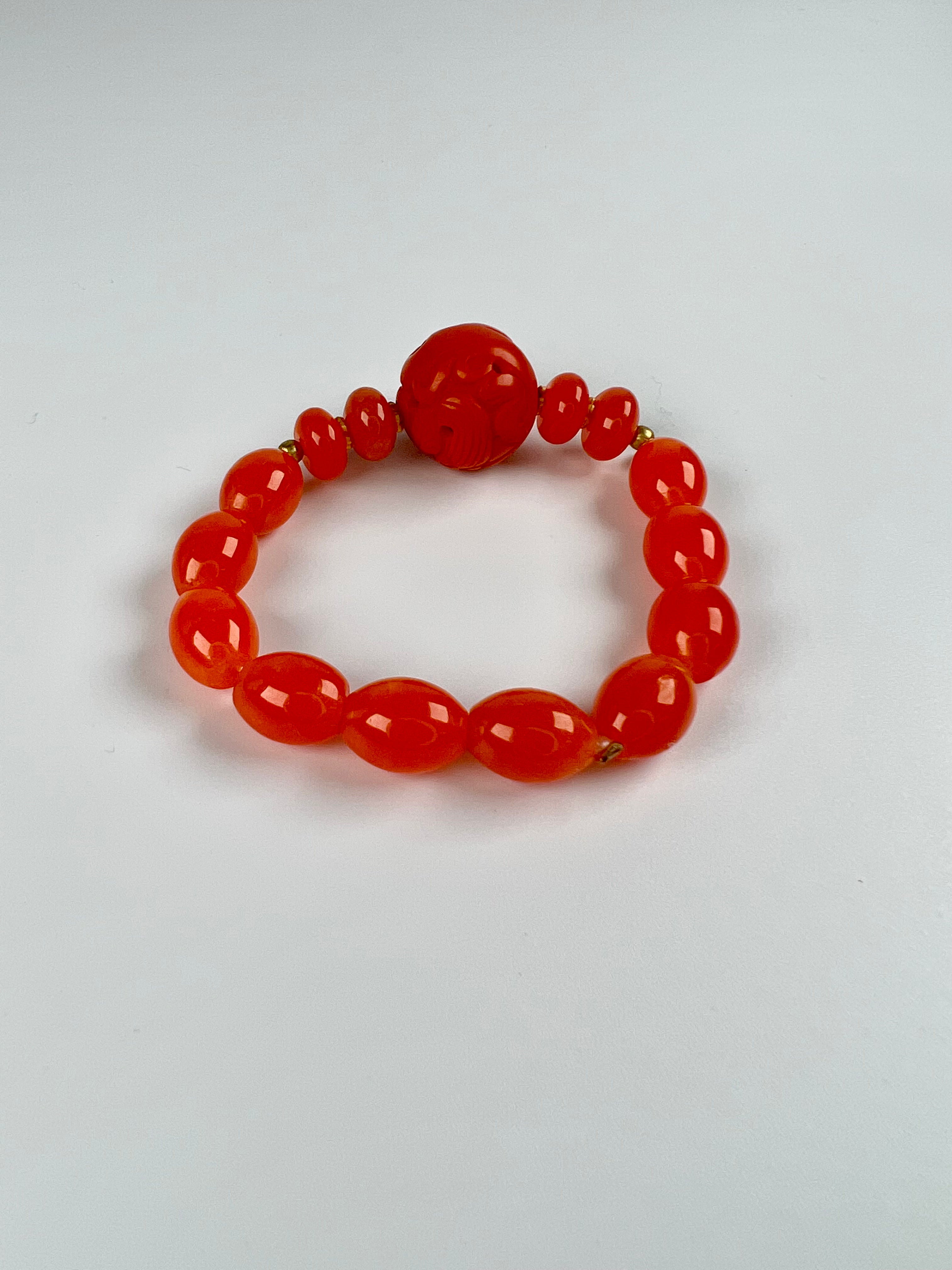 Armband aus Carneolen mit Goldelementen